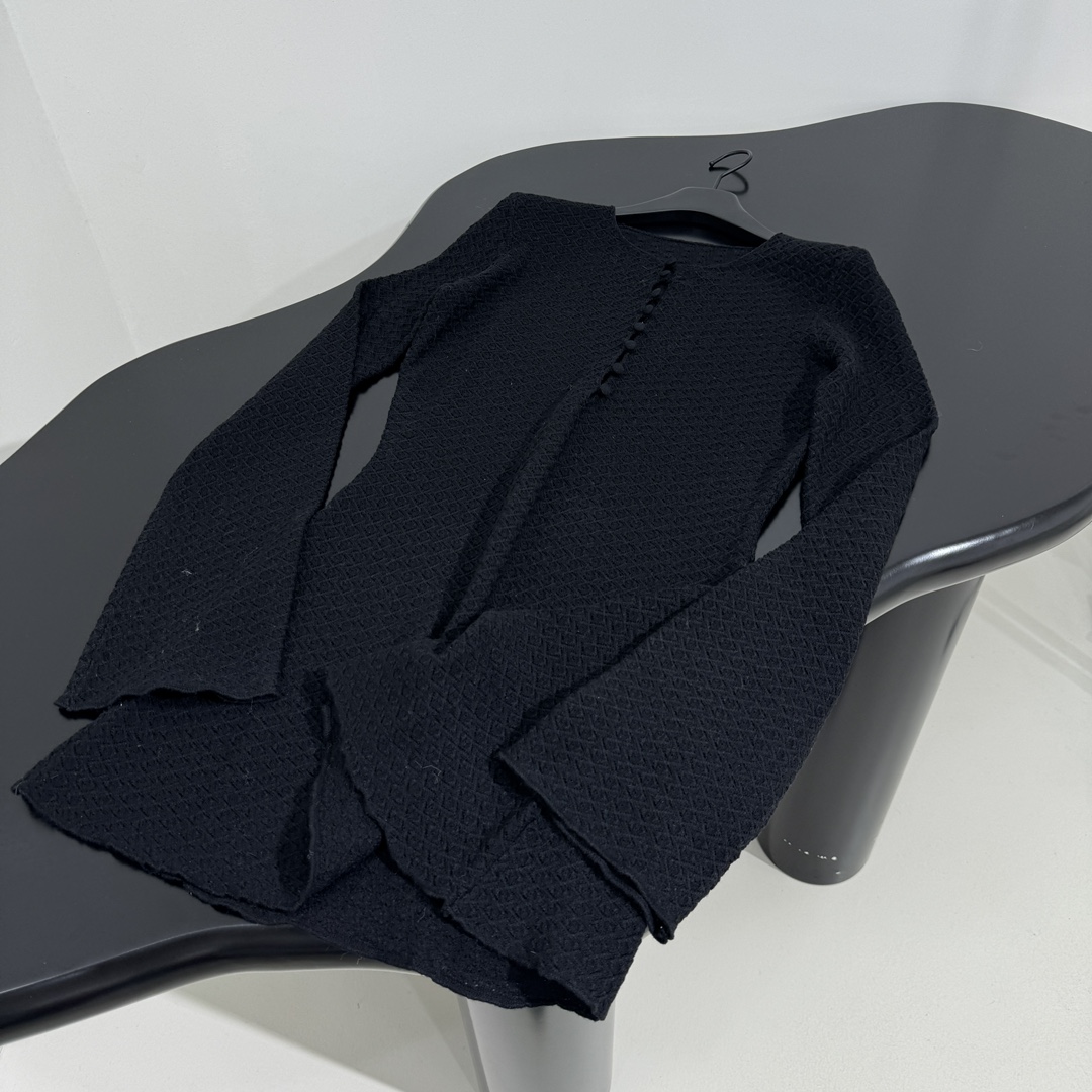 𝑌𝑣𝑒𝑠 𝑆𝑎𝑖𝑛𝑡 𝐿𝑎𝑢𝑟𝑒𝑛*新品波西米亚针织钩花连衣裙
柔软弹力针织面料
高级镂空针织工艺
修身