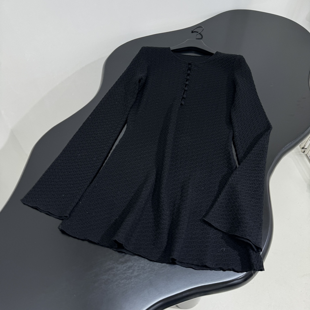 𝑌𝑣𝑒𝑠 𝑆𝑎𝑖𝑛𝑡 𝐿𝑎𝑢𝑟𝑒𝑛*新品波西米亚针织钩花连衣裙
柔软弹力针织面料
高级镂空针织工艺
修身