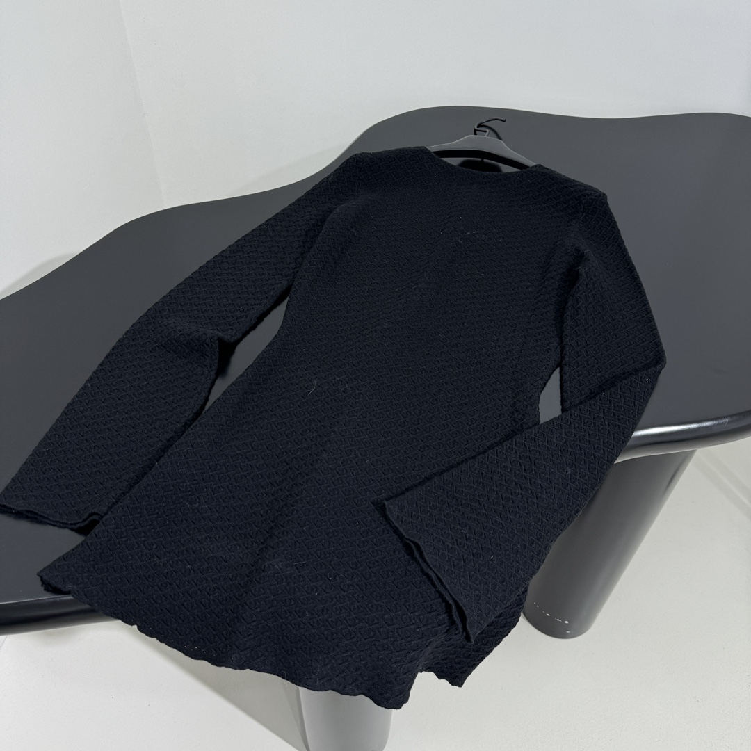 𝑌𝑣𝑒𝑠 𝑆𝑎𝑖𝑛𝑡 𝐿𝑎𝑢𝑟𝑒𝑛*新品波西米亚针织钩花连衣裙
柔软弹力针织面料
高级镂空针织工艺
修身
