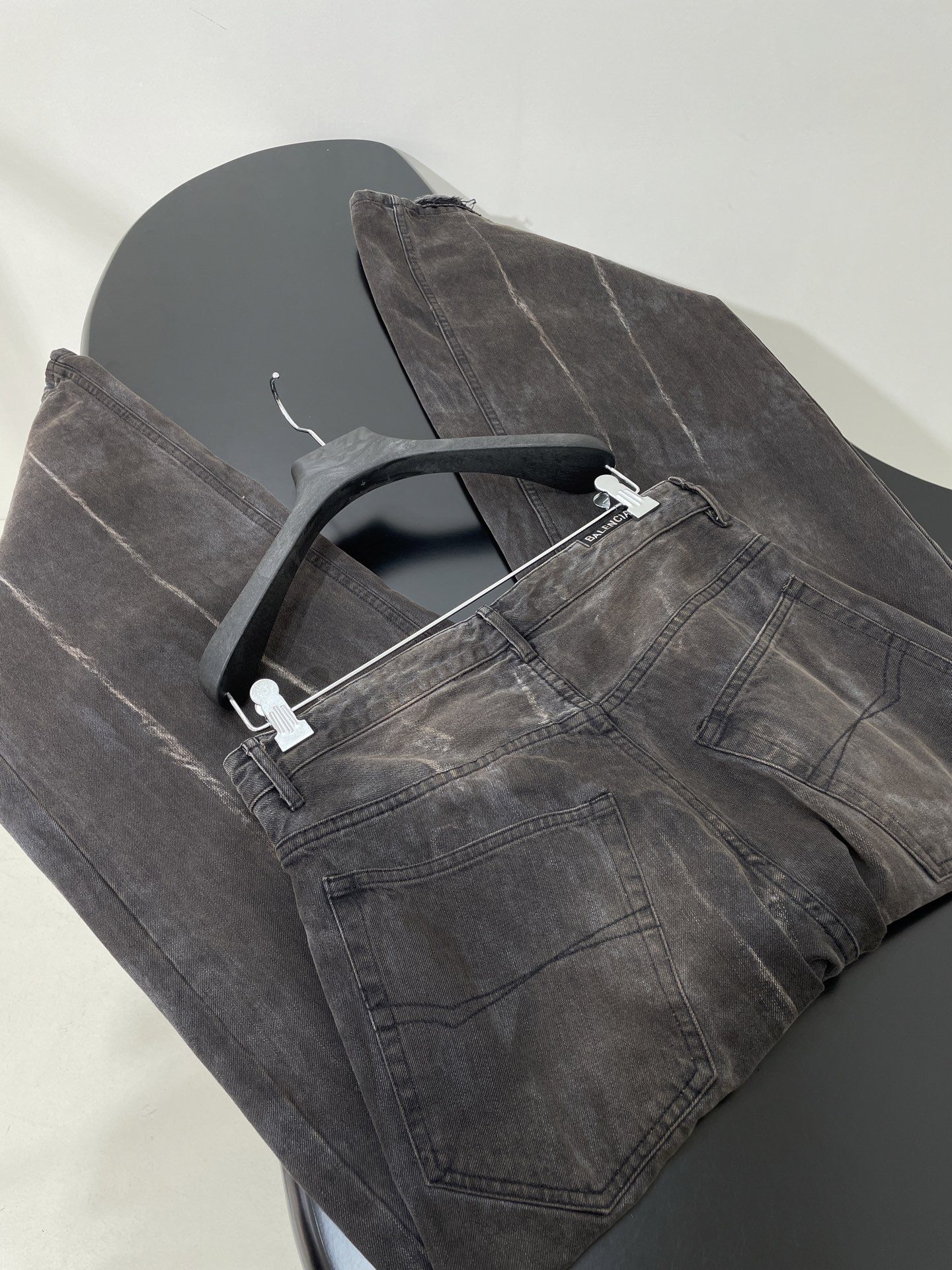 𝐵𝑎𝑙𝑒𝑛𝑐𝑖𝑎𝑔*25新品Y2K BAGGY抽绳长裤
进口土耳其洗水牛仔布
大廓形版型中腰剪裁
配有抽