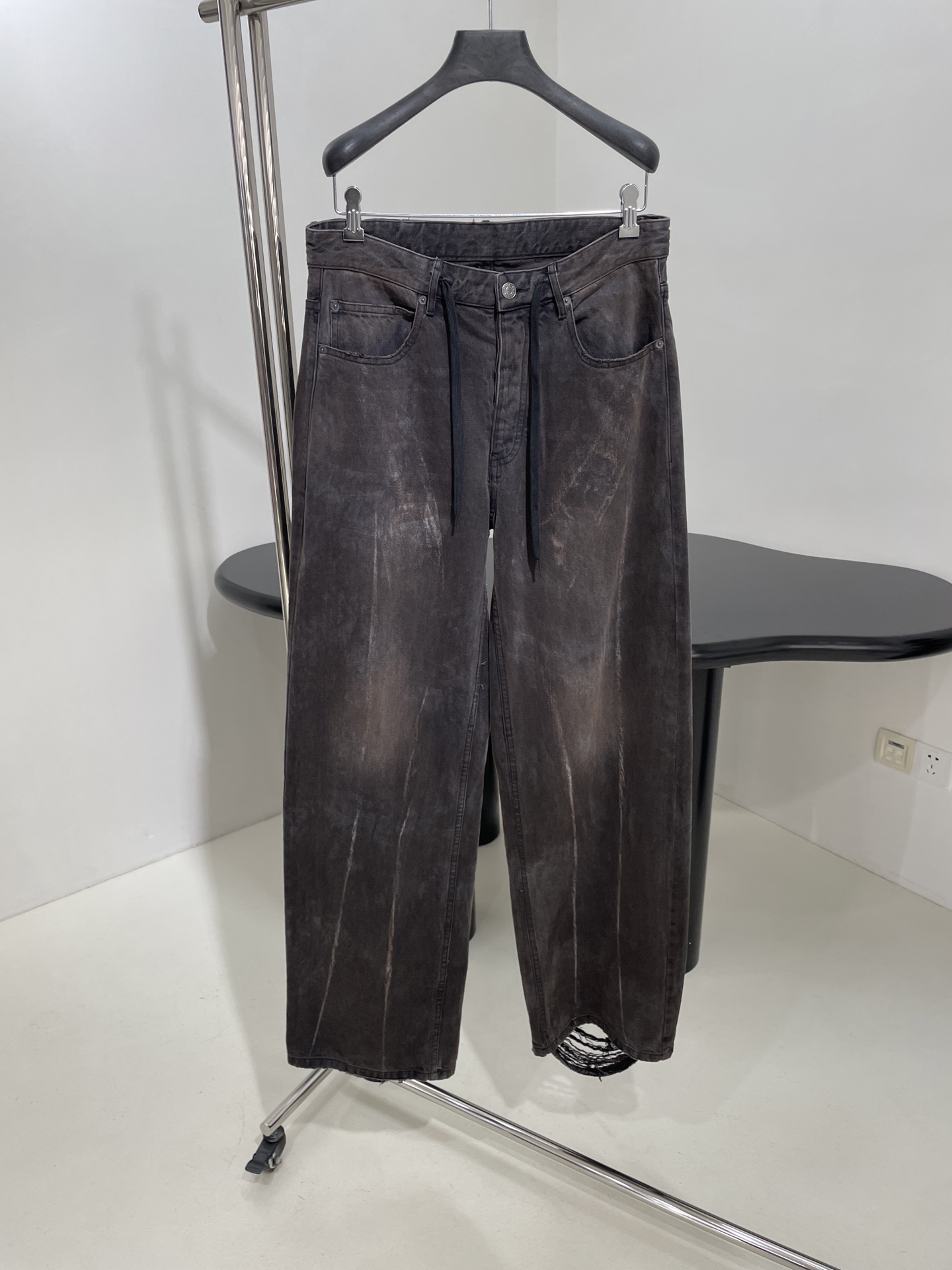 𝐵𝑎𝑙𝑒𝑛𝑐𝑖𝑎𝑔*25新品Y2K BAGGY抽绳长裤
进口土耳其洗水牛仔布
大廓形版型中腰剪裁
配有抽