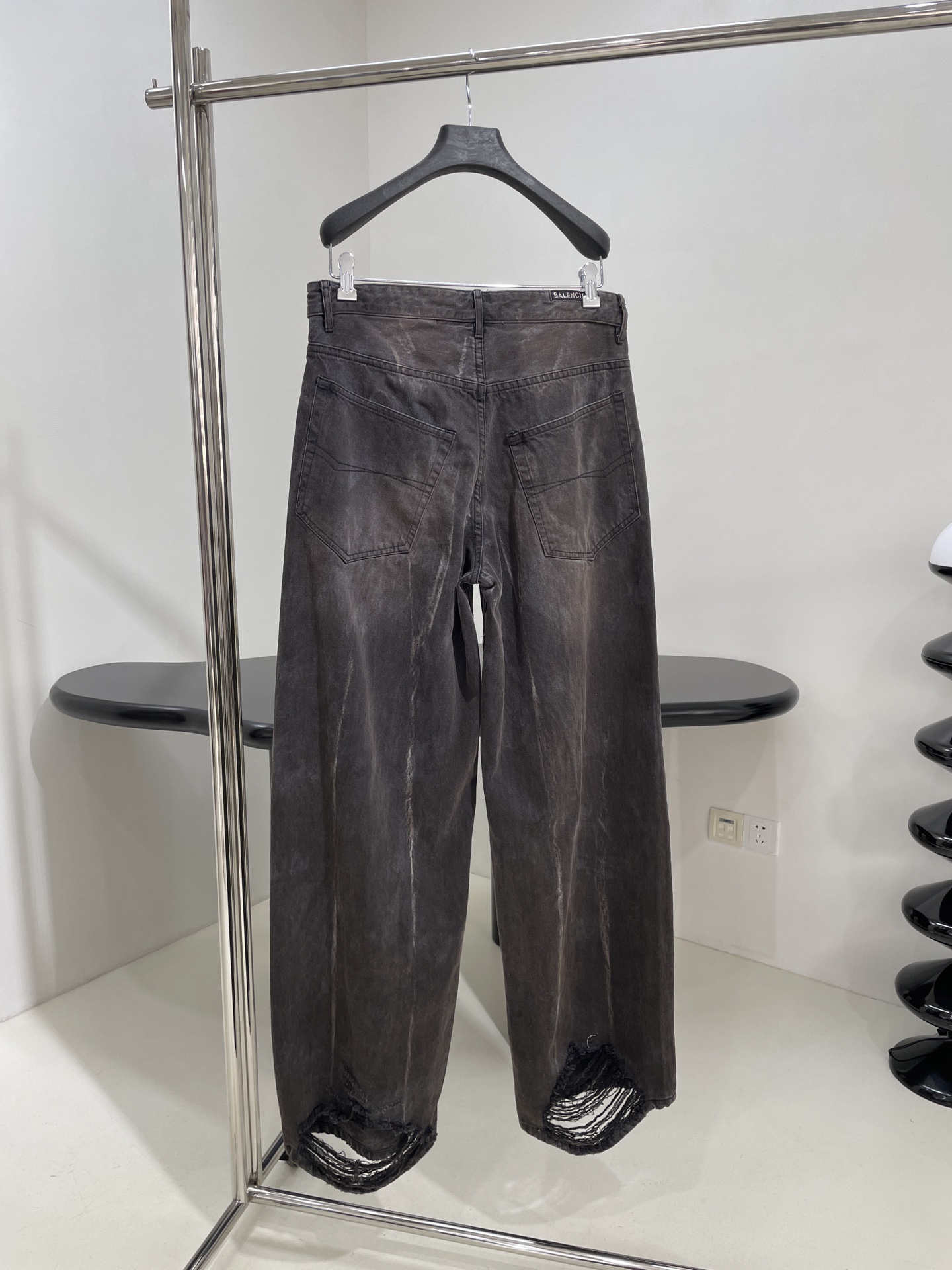 𝐵𝑎𝑙𝑒𝑛𝑐𝑖𝑎𝑔*25新品Y2K BAGGY抽绳长裤
进口土耳其洗水牛仔布
大廓形版型中腰剪裁
配有抽