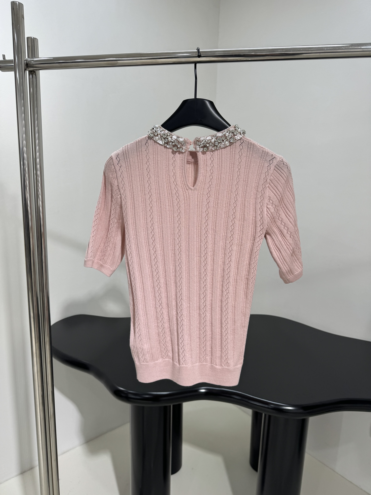 𝘷𝘢𝘭𝘦𝘯𝘵𝘪𝘯𝘦*新品烫钻羊毛套头衫
定织定染针织工艺
细腻镂空条纹肌理
烫钻亮片领口
纽扣开合
最高