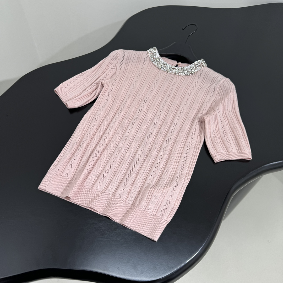 𝘷𝘢𝘭𝘦𝘯𝘵𝘪𝘯𝘦*新品烫钻羊毛套头衫
定织定染针织工艺
细腻镂空条纹肌理
烫钻亮片领口
纽扣开合
最高