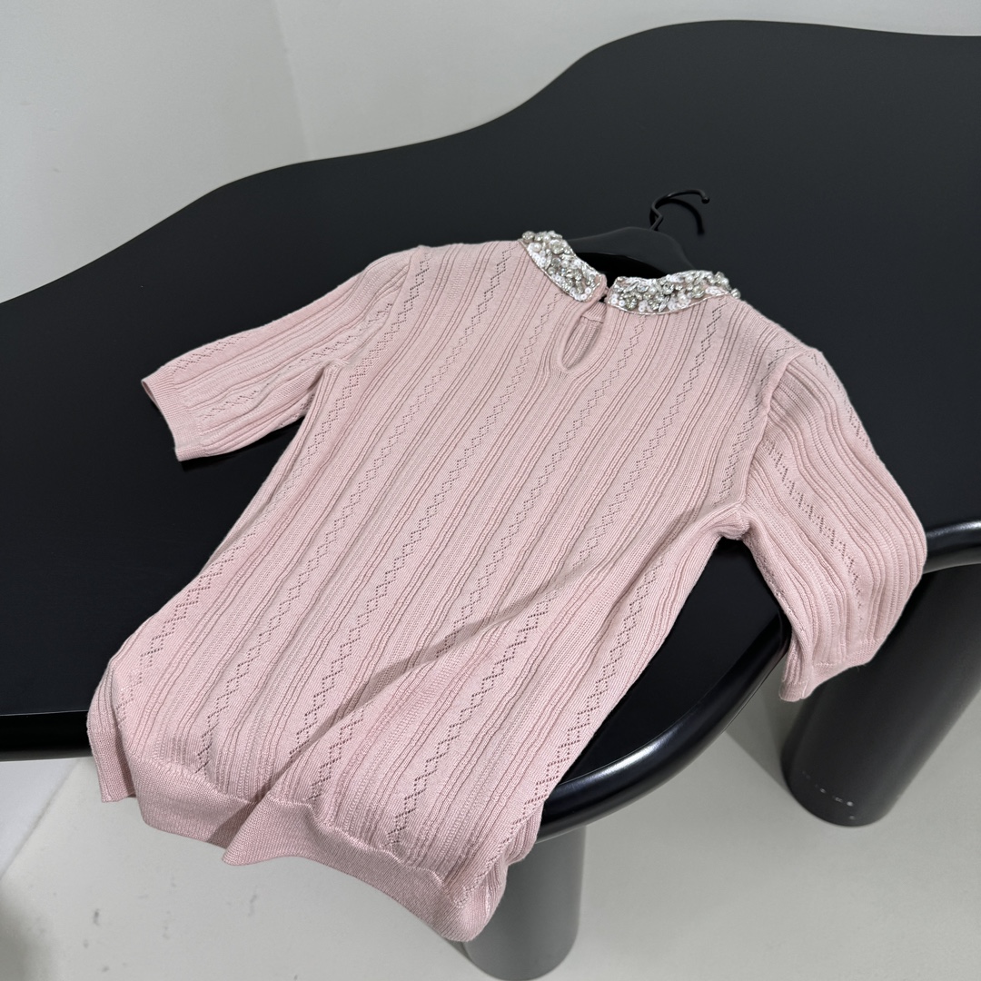 𝘷𝘢𝘭𝘦𝘯𝘵𝘪𝘯𝘦*新品烫钻羊毛套头衫
定织定染针织工艺
细腻镂空条纹肌理
烫钻亮片领口
纽扣开合
最高