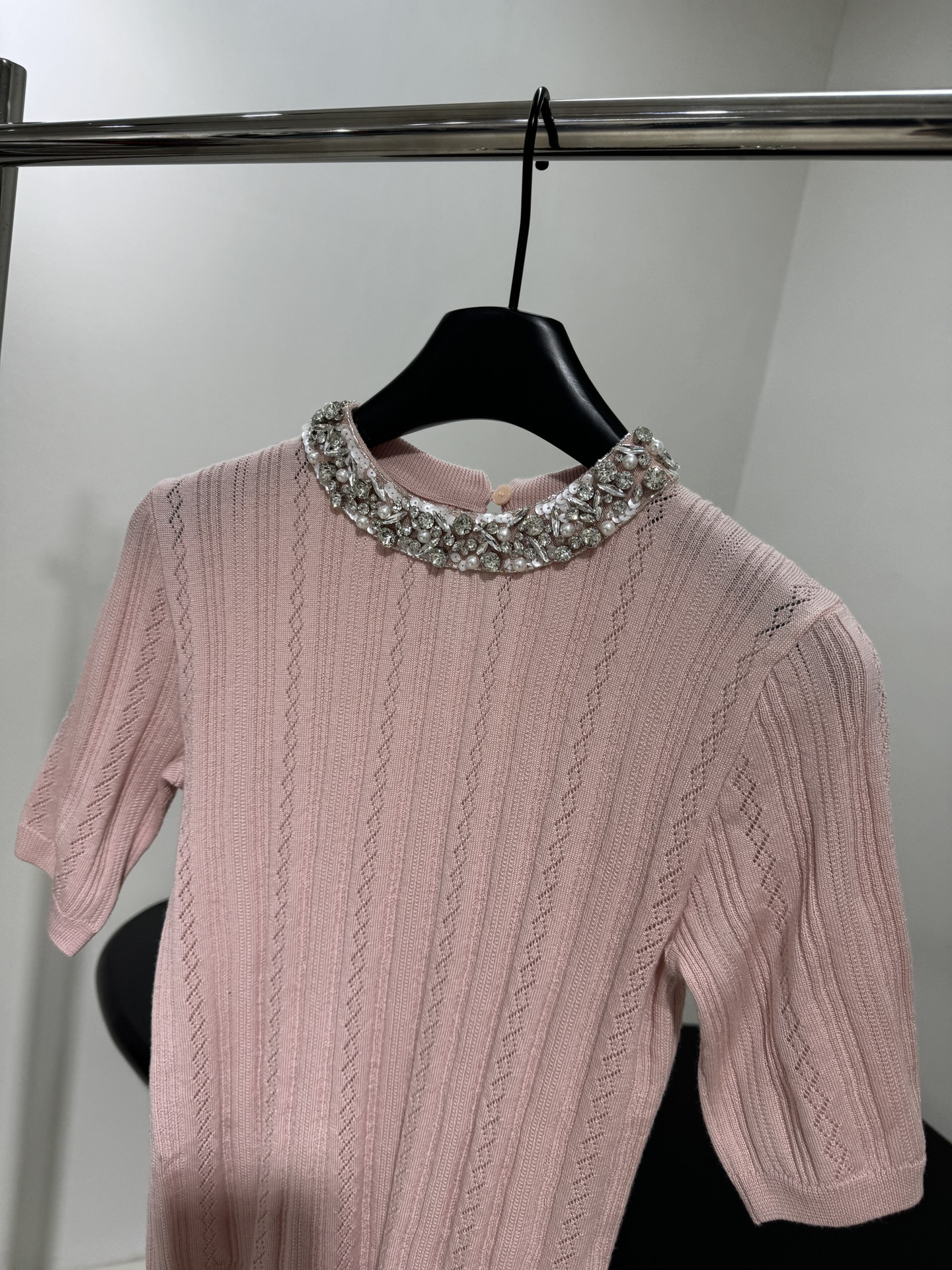 𝘷𝘢𝘭𝘦𝘯𝘵𝘪𝘯𝘦*新品烫钻羊毛套头衫
定织定染针织工艺
细腻镂空条纹肌理
烫钻亮片领口
纽扣开合
最高