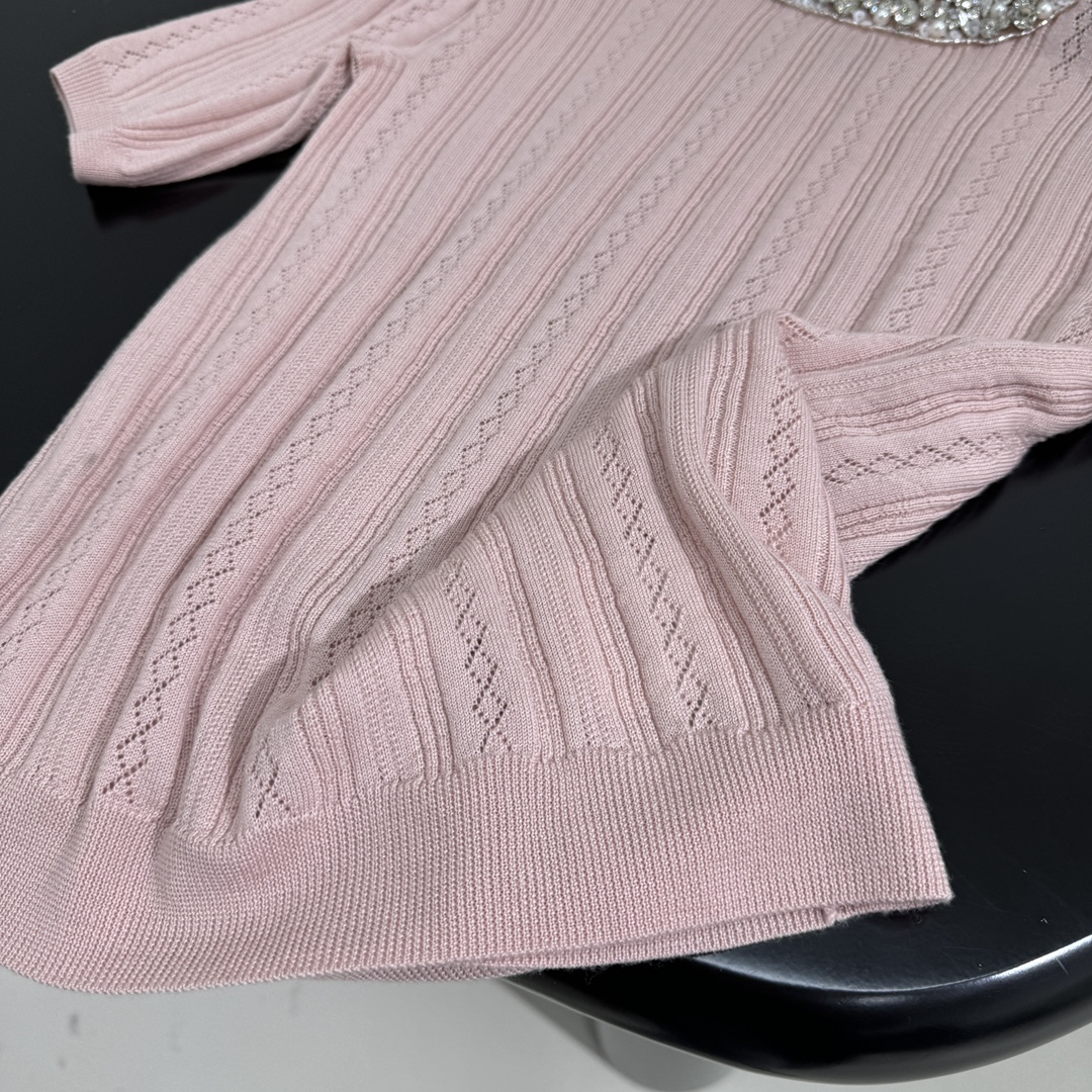 𝘷𝘢𝘭𝘦𝘯𝘵𝘪𝘯𝘦*新品烫钻羊毛套头衫
定织定染针织工艺
细腻镂空条纹肌理
烫钻亮片领口
纽扣开合
最高
