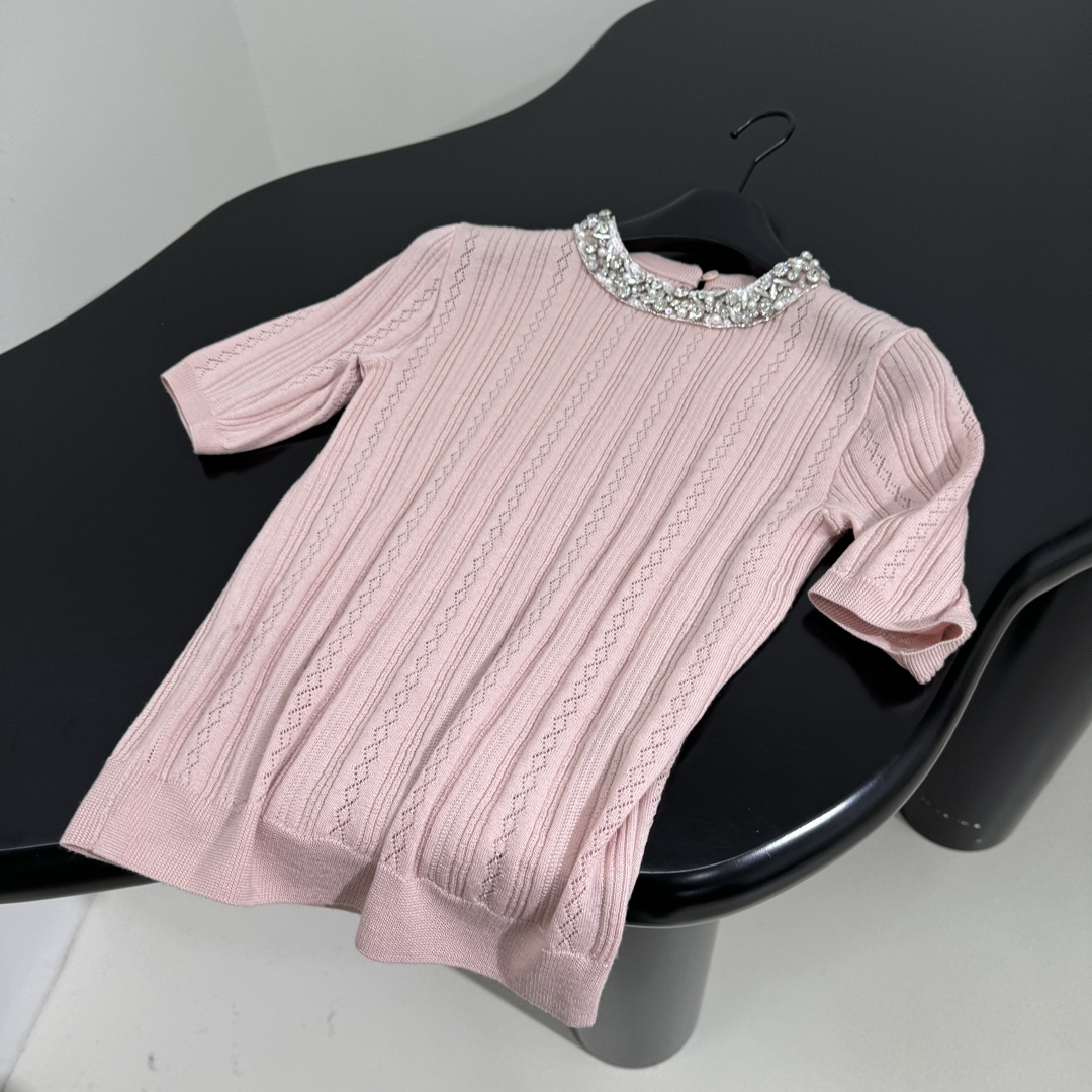 𝘷𝘢𝘭𝘦𝘯𝘵𝘪𝘯𝘦*新品烫钻羊毛套头衫
定织定染针织工艺
细腻镂空条纹肌理
烫钻亮片领口
纽扣开合
最高
