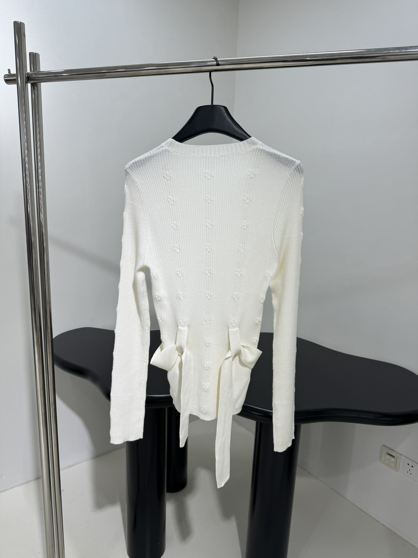 小香新品羊毛套头衫
定织定染针织工艺
细腻条纹肌理花朵刺绣
修身弹力版型
搭配系列针织腰带
百搭所有款式