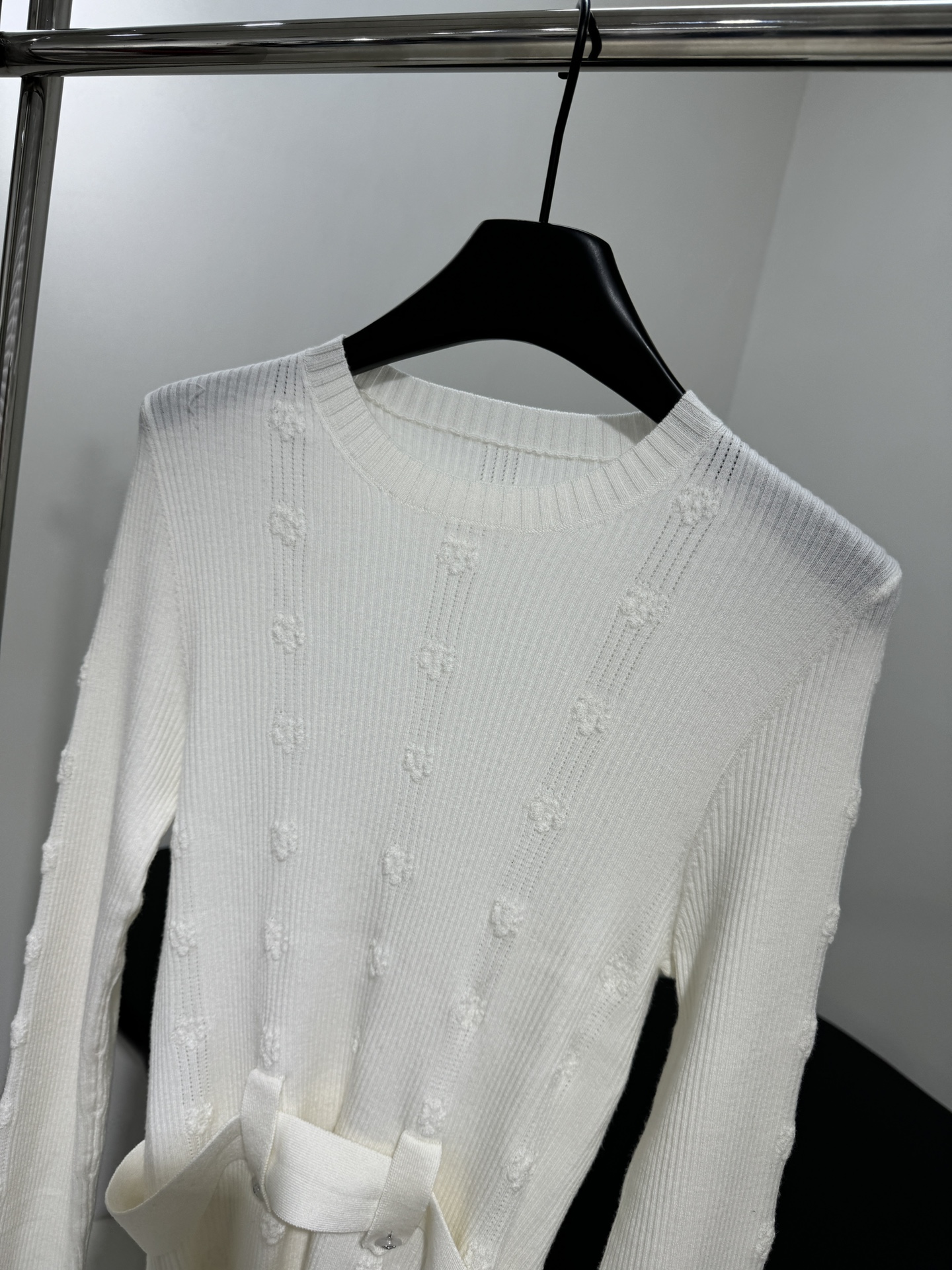 小香新品羊毛套头衫
定织定染针织工艺
细腻条纹肌理花朵刺绣
修身弹力版型
搭配系列针织腰带
百搭所有款式
