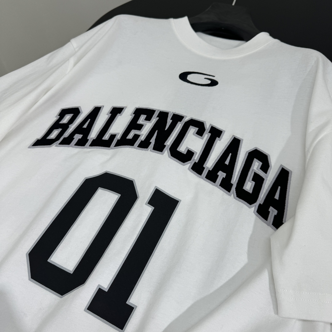 𝐵𝑎𝑙𝑒𝑛𝑐𝑖𝑎𝑔*新品BASKETBALL SERIES - 廓形T恤
复古平纹针织面料
正面和背面饰