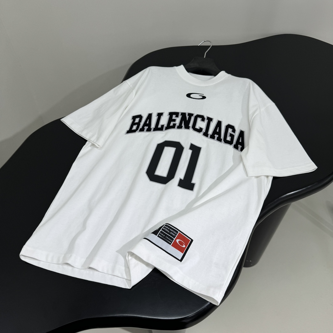 𝐵𝑎𝑙𝑒𝑛𝑐𝑖𝑎𝑔*新品BASKETBALL SERIES - 廓形T恤
复古平纹针织面料
正面和背面饰
