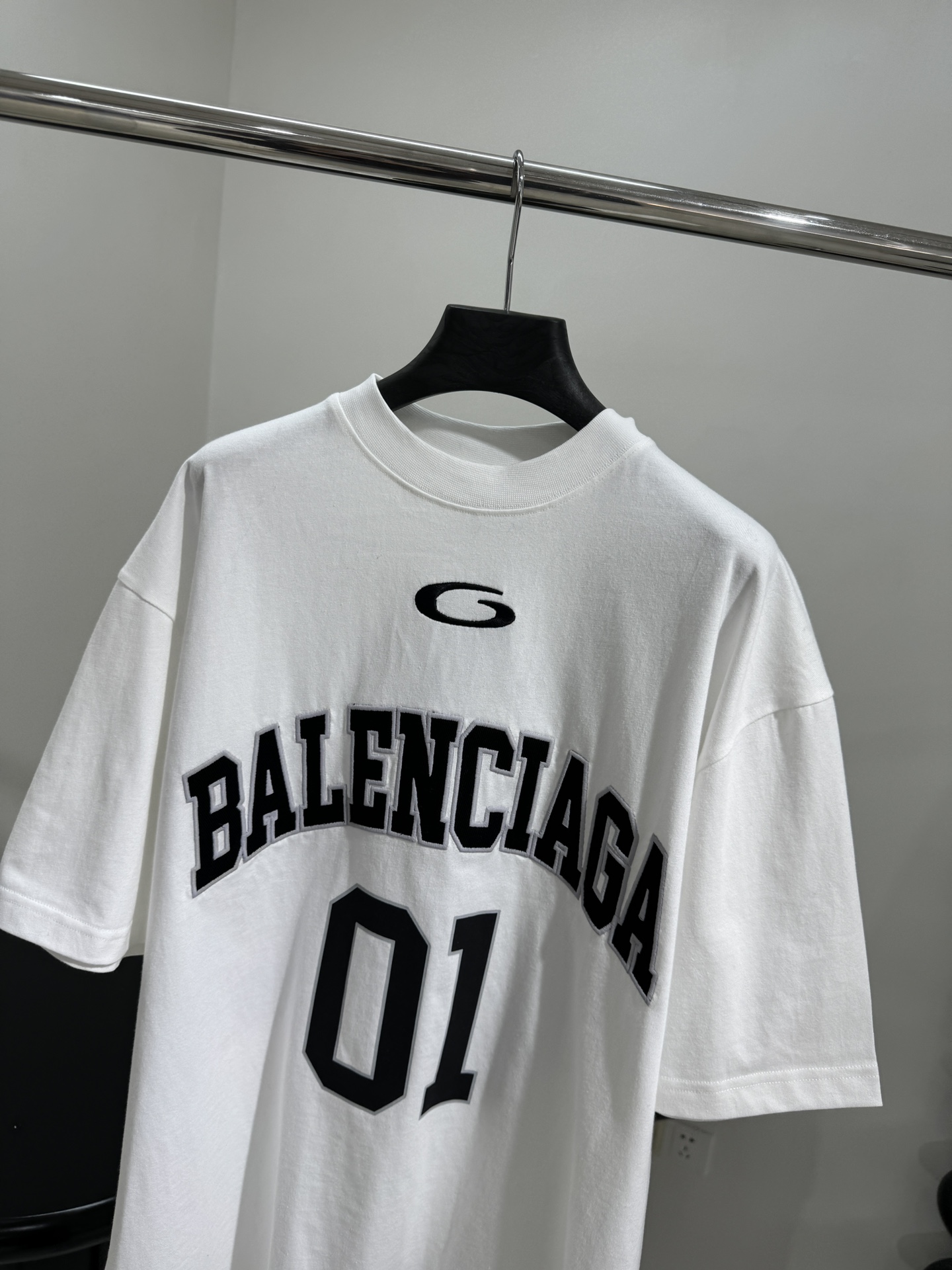 𝐵𝑎𝑙𝑒𝑛𝑐𝑖𝑎𝑔*新品BASKETBALL SERIES - 廓形T恤
复古平纹针织面料
正面和背面饰