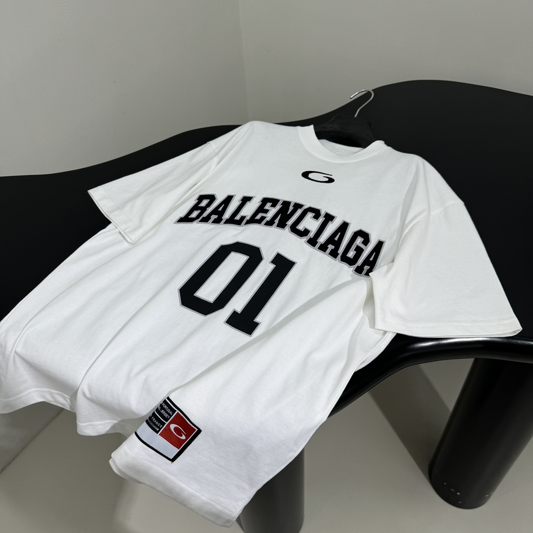 𝐵𝑎𝑙𝑒𝑛𝑐𝑖𝑎𝑔*新品BASKETBALL SERIES - 廓形T恤
复古平纹针织面料
正面和背面饰