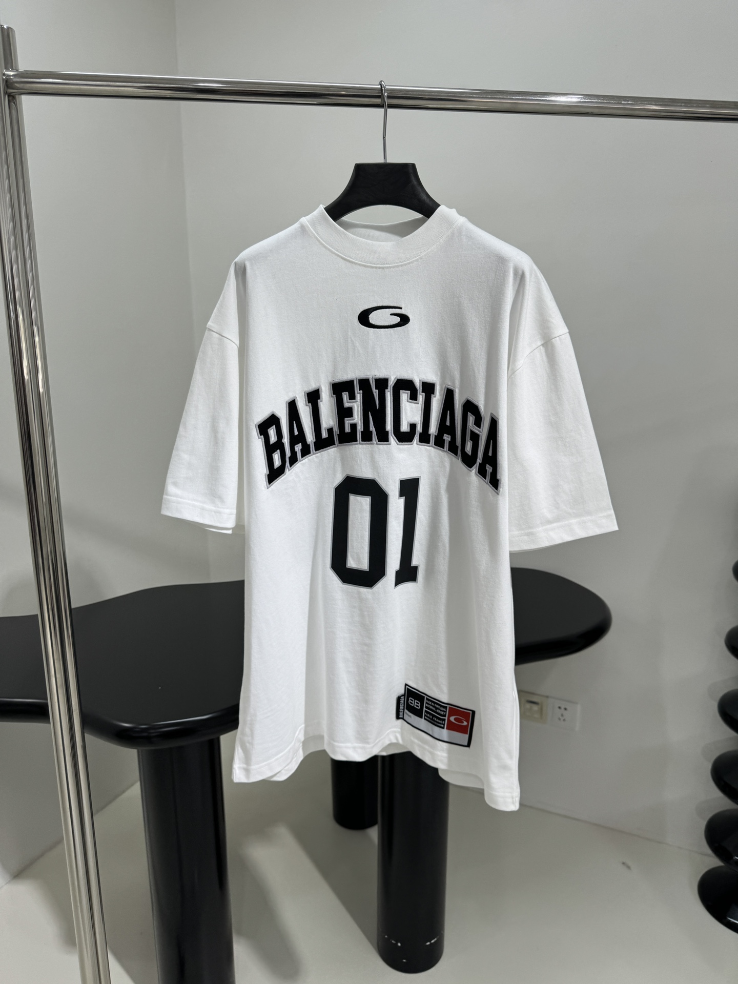 𝐵𝑎𝑙𝑒𝑛𝑐𝑖𝑎𝑔*新品BASKETBALL SERIES - 廓形T恤
复古平纹针织面料
正面和背面饰