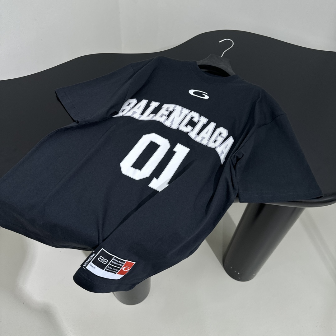 𝐵𝑎𝑙𝑒𝑛𝑐𝑖𝑎𝑔*新品BASKETBALL SERIES - 廓形T恤
复古平纹针织面料
正面和背面饰