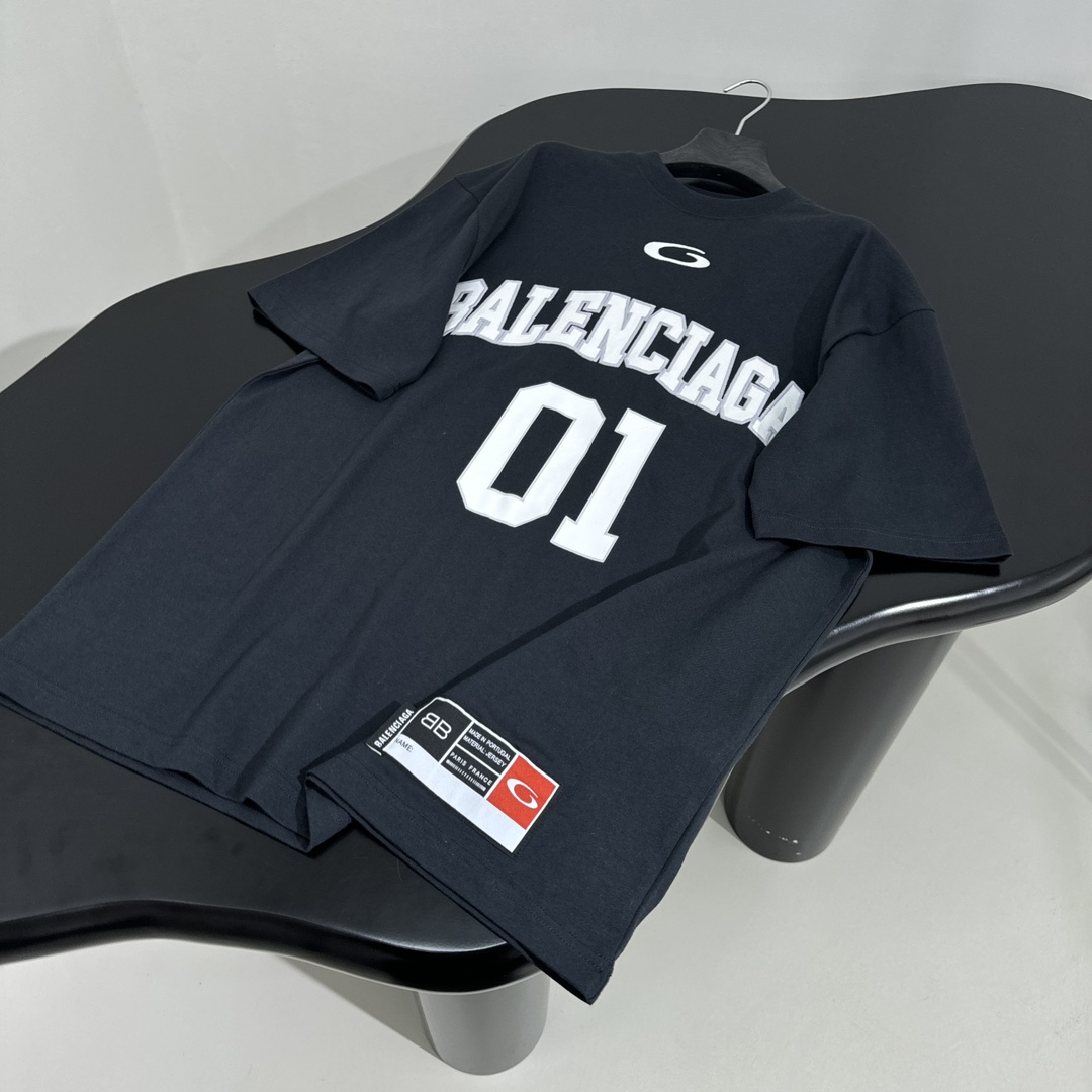 𝐵𝑎𝑙𝑒𝑛𝑐𝑖𝑎𝑔*新品BASKETBALL SERIES - 廓形T恤
复古平纹针织面料
正面和背面饰