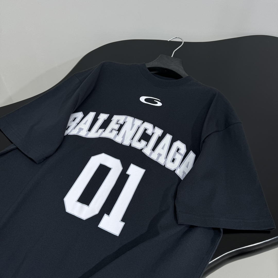 𝐵𝑎𝑙𝑒𝑛𝑐𝑖𝑎𝑔*新品BASKETBALL SERIES - 廓形T恤
复古平纹针织面料
正面和背面饰