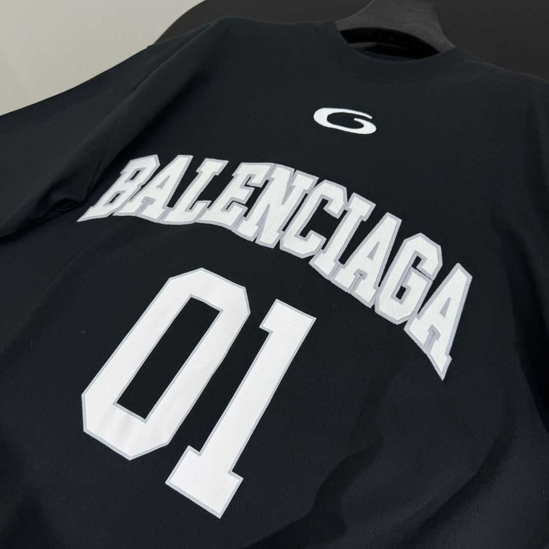 𝐵𝑎𝑙𝑒𝑛𝑐𝑖𝑎𝑔*新品BASKETBALL SERIES - 廓形T恤
复古平纹针织面料
正面和背面饰