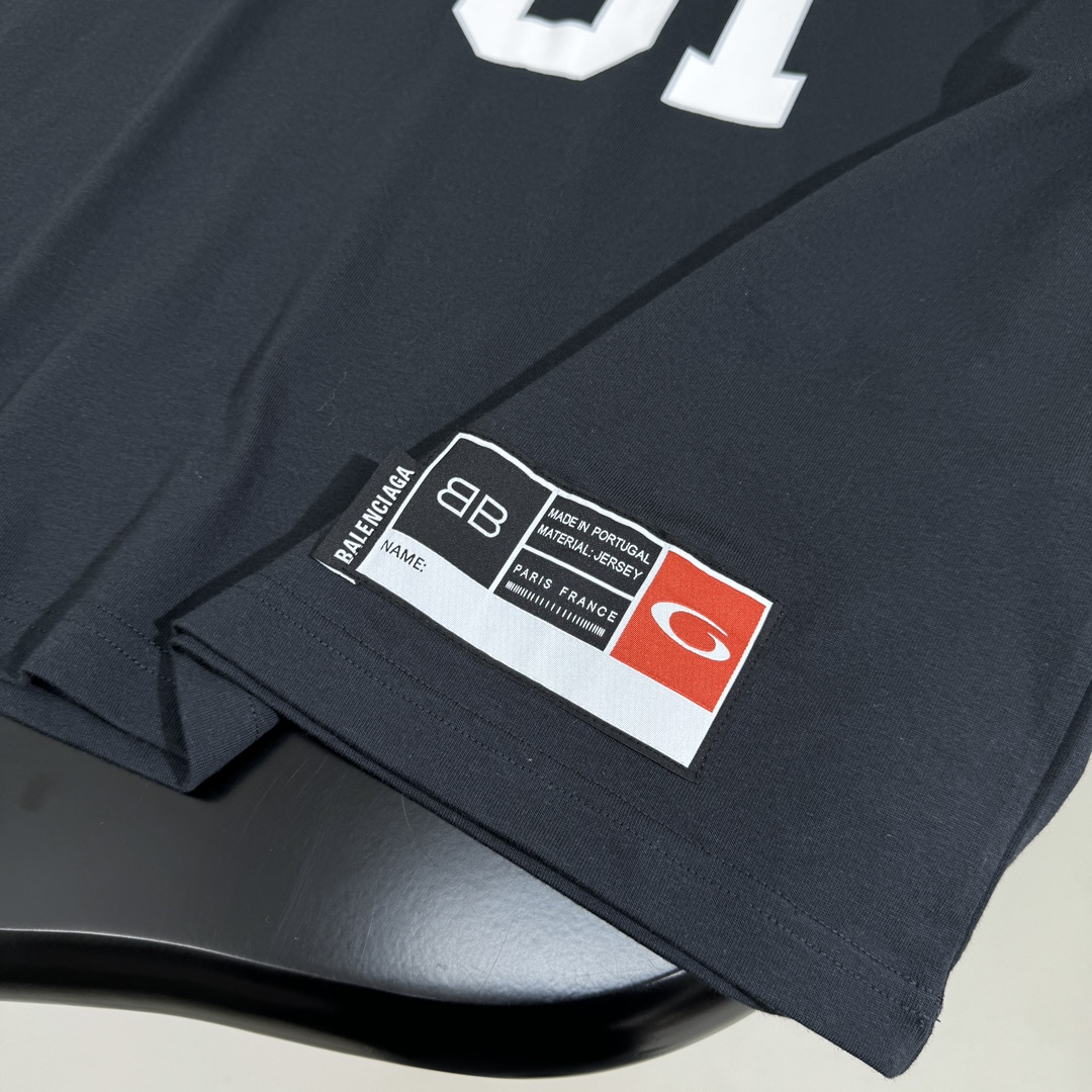 𝐵𝑎𝑙𝑒𝑛𝑐𝑖𝑎𝑔*新品BASKETBALL SERIES - 廓形T恤
复古平纹针织面料
正面和背面饰