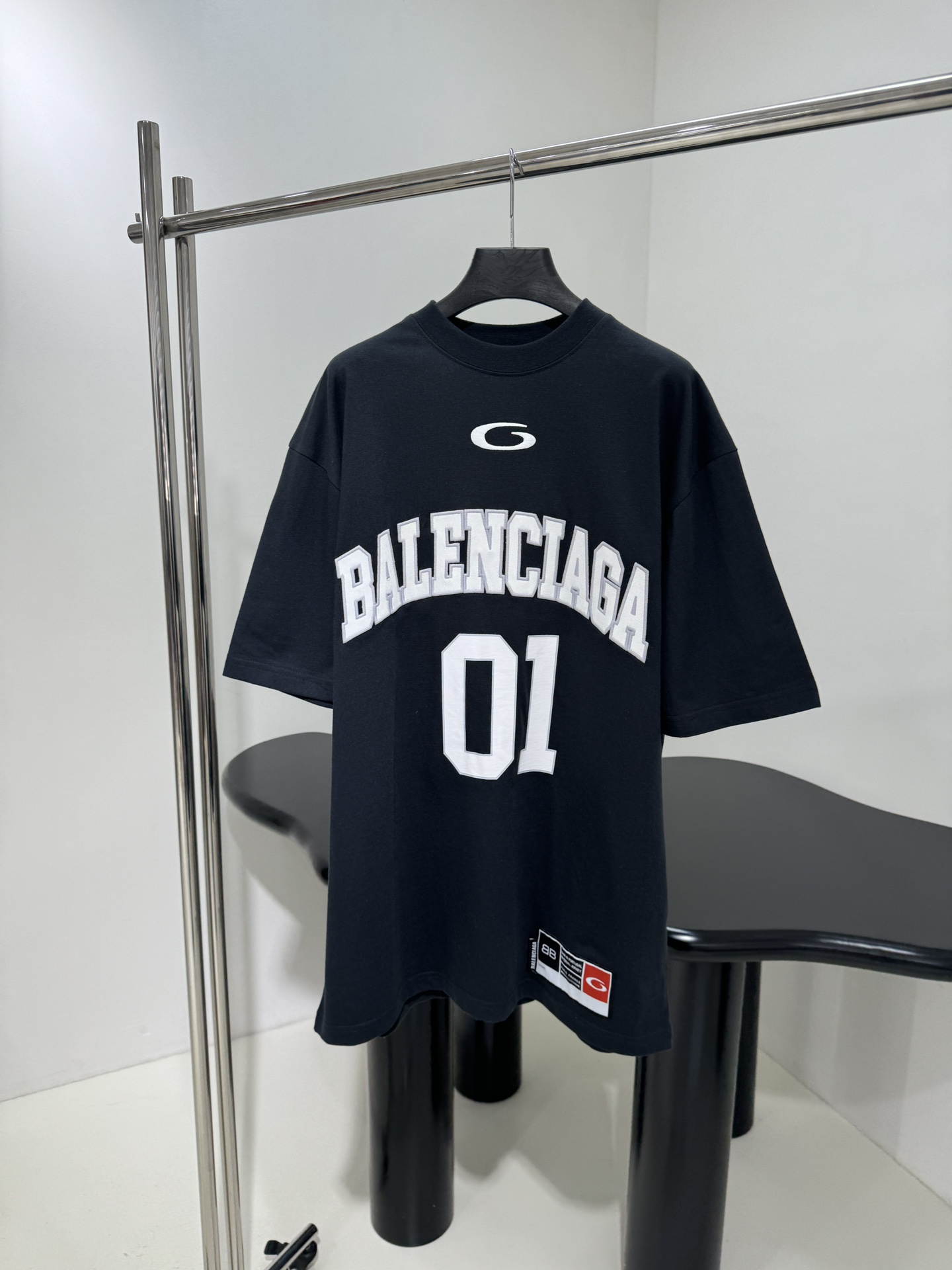 𝐵𝑎𝑙𝑒𝑛𝑐𝑖𝑎𝑔*新品BASKETBALL SERIES - 廓形T恤
复古平纹针织面料
正面和背面饰