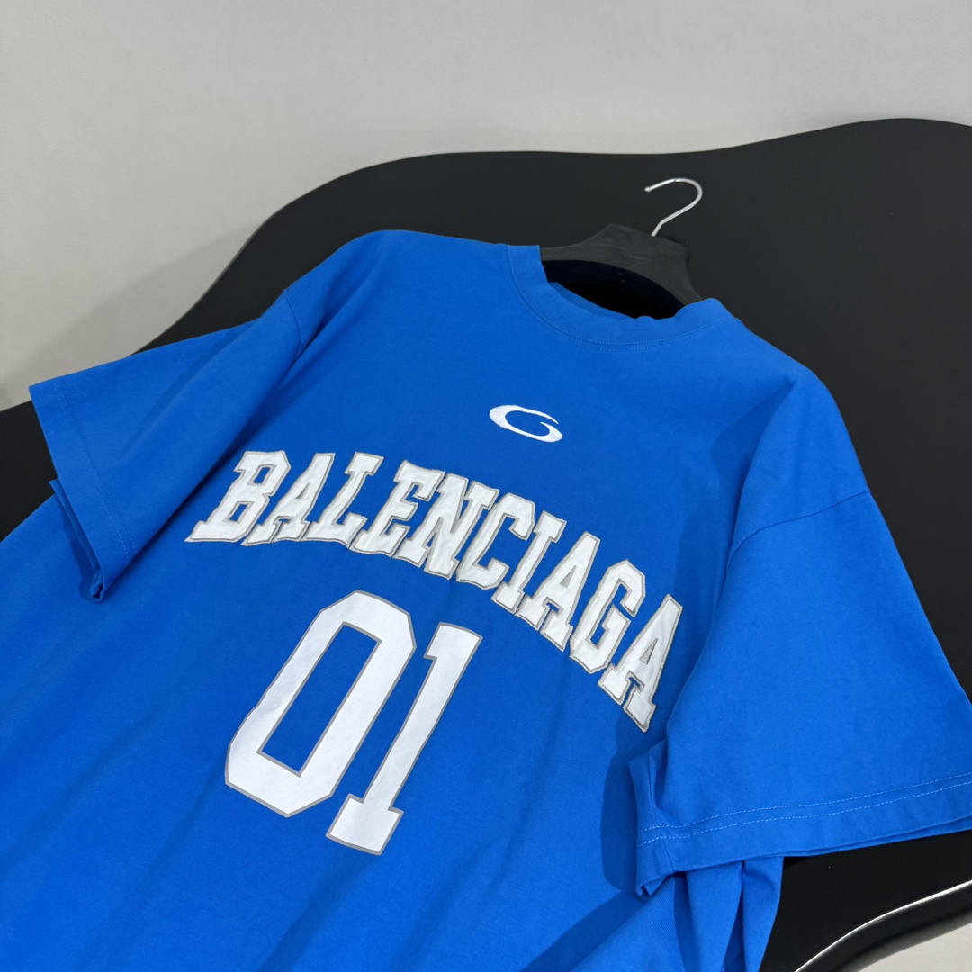 𝐵𝑎𝑙𝑒𝑛𝑐𝑖𝑎𝑔*新品BASKETBALL SERIES - 廓形T恤
复古平纹针织面料
正面和背面饰
