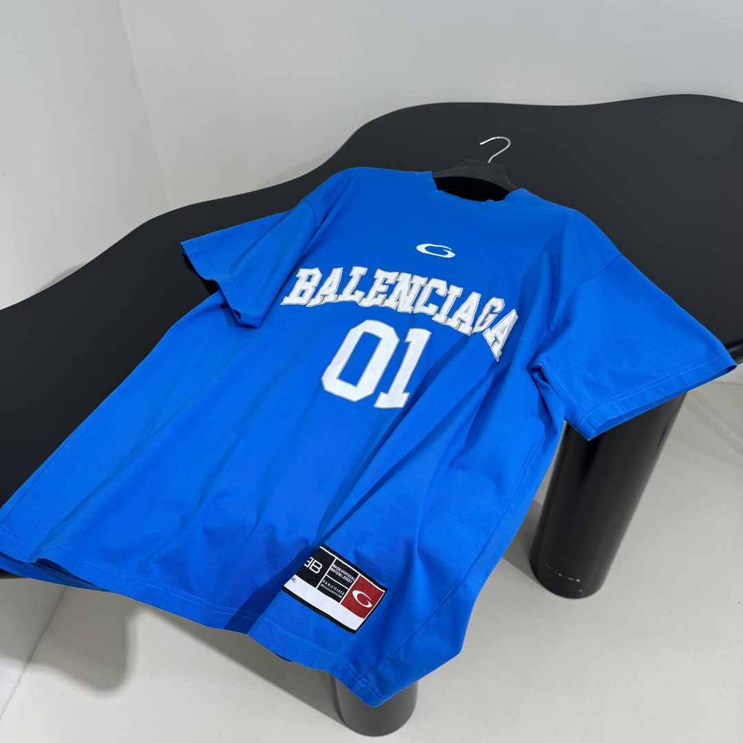 𝐵𝑎𝑙𝑒𝑛𝑐𝑖𝑎𝑔*新品BASKETBALL SERIES - 廓形T恤
复古平纹针织面料
正面和背面饰
