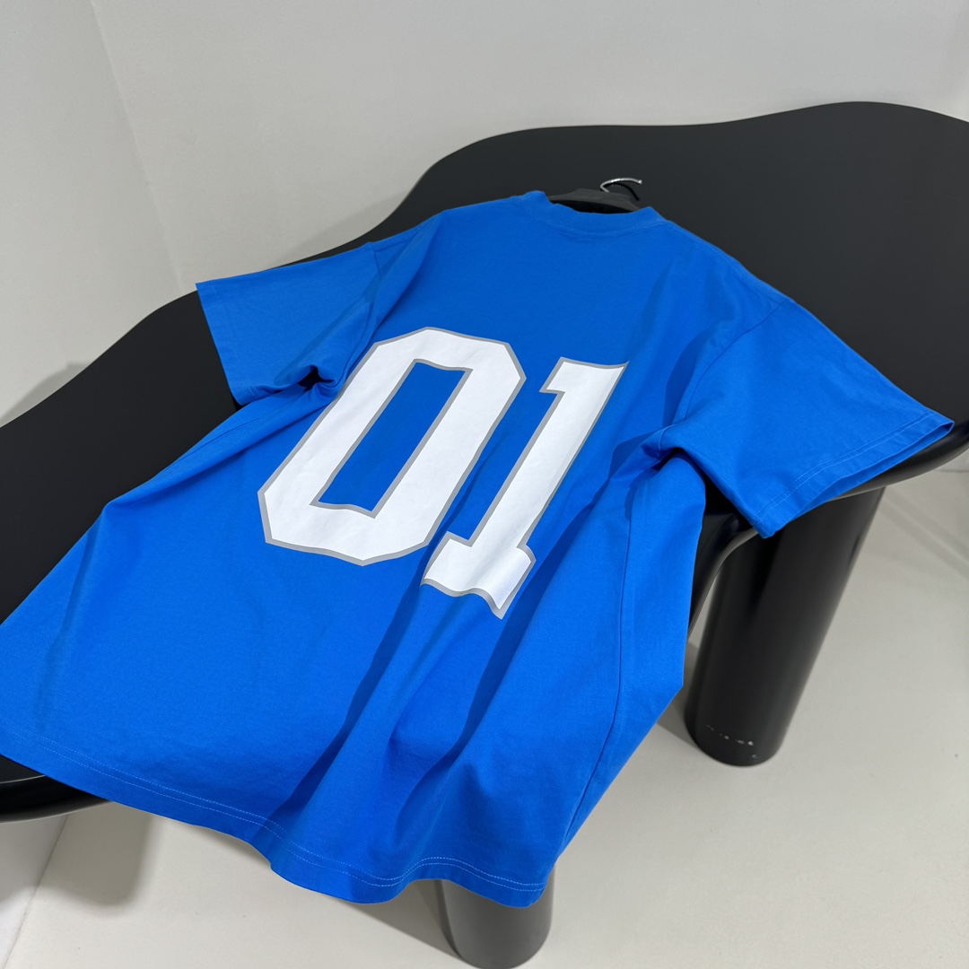 𝐵𝑎𝑙𝑒𝑛𝑐𝑖𝑎𝑔*新品BASKETBALL SERIES - 廓形T恤
复古平纹针织面料
正面和背面饰