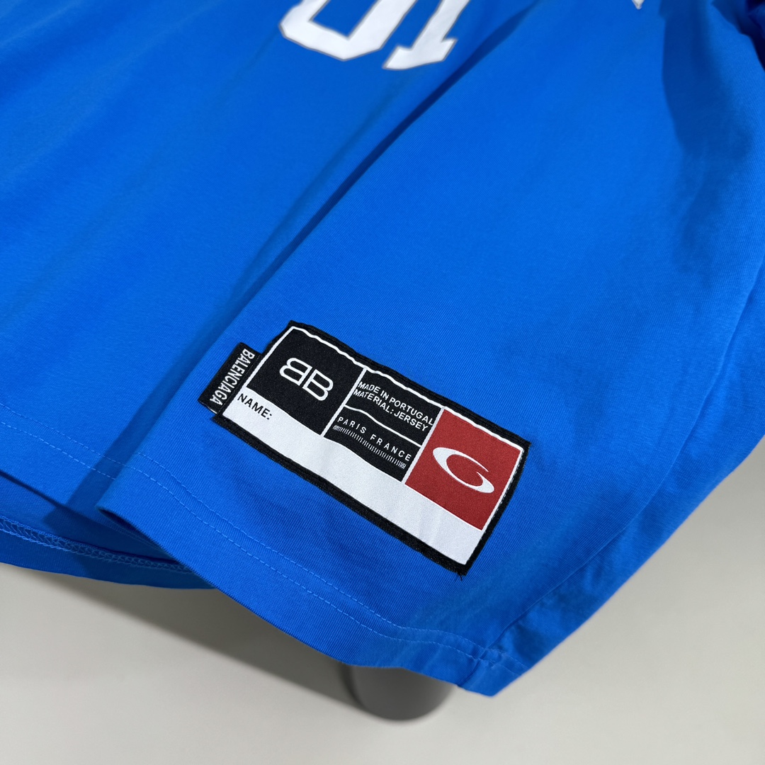 𝐵𝑎𝑙𝑒𝑛𝑐𝑖𝑎𝑔*新品BASKETBALL SERIES - 廓形T恤
复古平纹针织面料
正面和背面饰