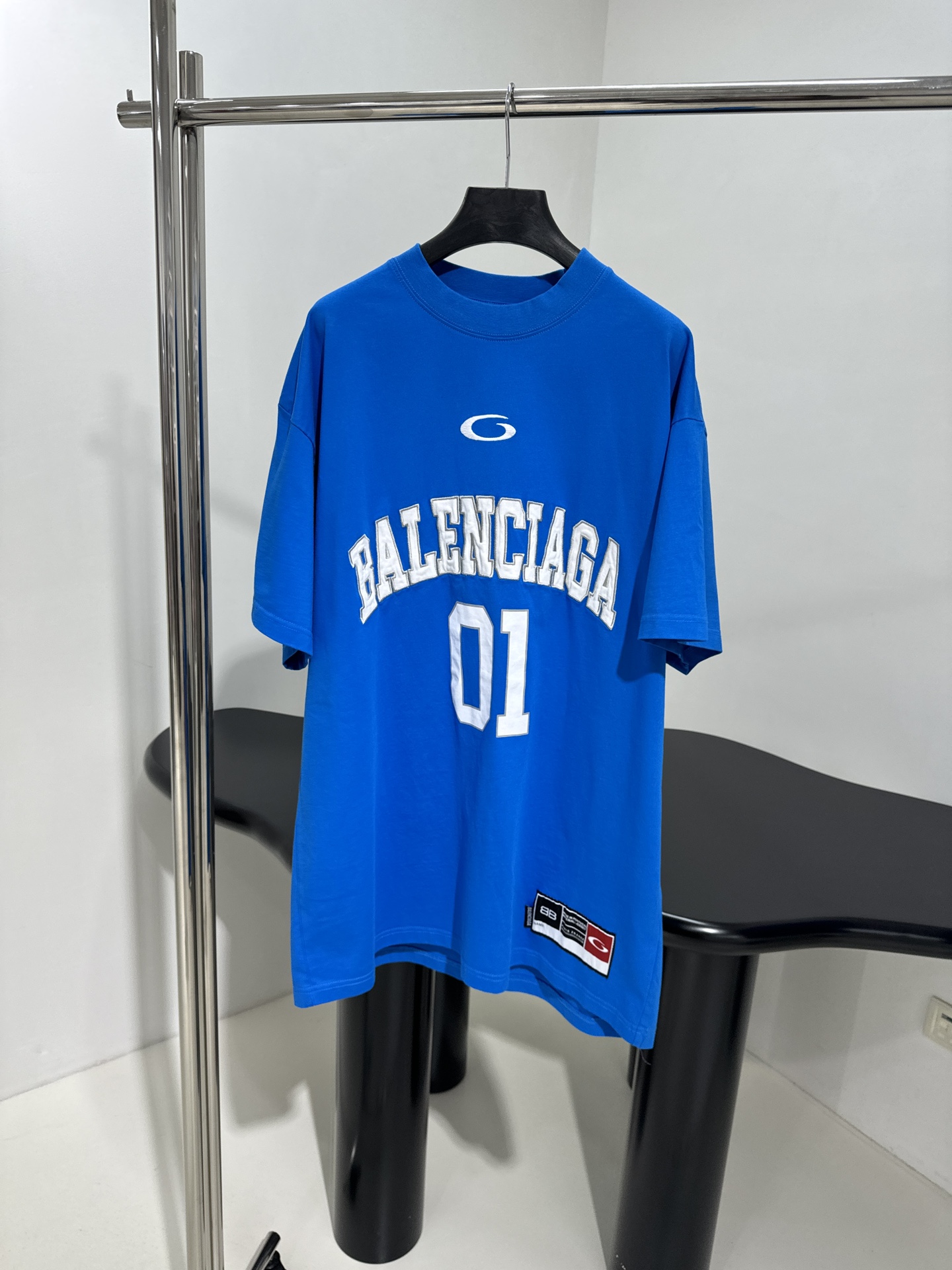 𝐵𝑎𝑙𝑒𝑛𝑐𝑖𝑎𝑔*新品BASKETBALL SERIES - 廓形T恤
复古平纹针织面料
正面和背面饰