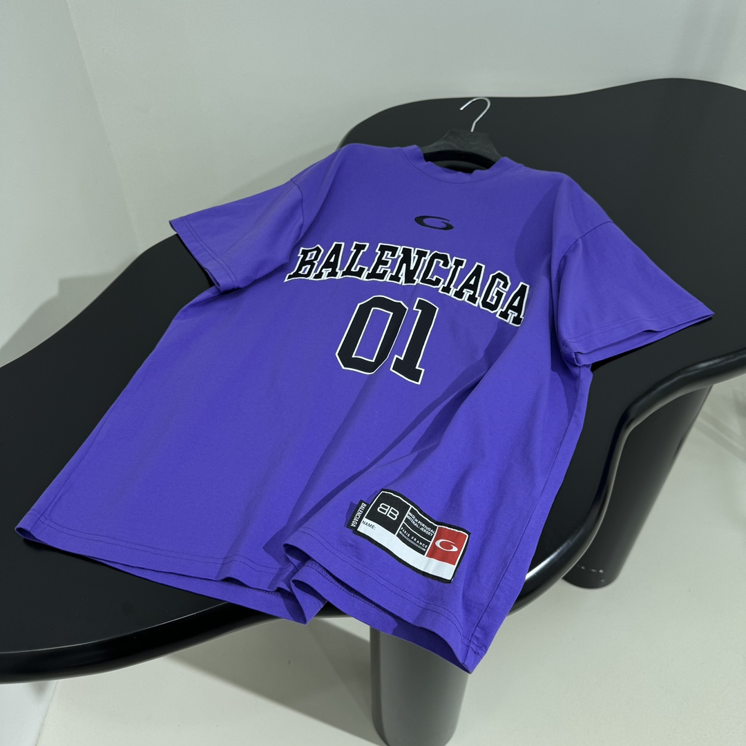 𝐵𝑎𝑙𝑒𝑛𝑐𝑖𝑎𝑔*新品BASKETBALL SERIES - 廓形T恤
复古平纹针织面料
正面和背面饰