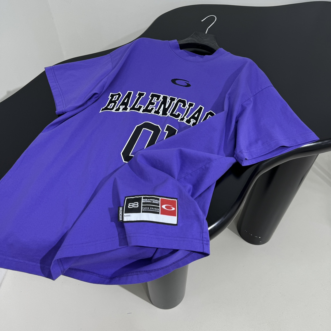 𝐵𝑎𝑙𝑒𝑛𝑐𝑖𝑎𝑔*新品BASKETBALL SERIES - 廓形T恤
复古平纹针织面料
正面和背面饰