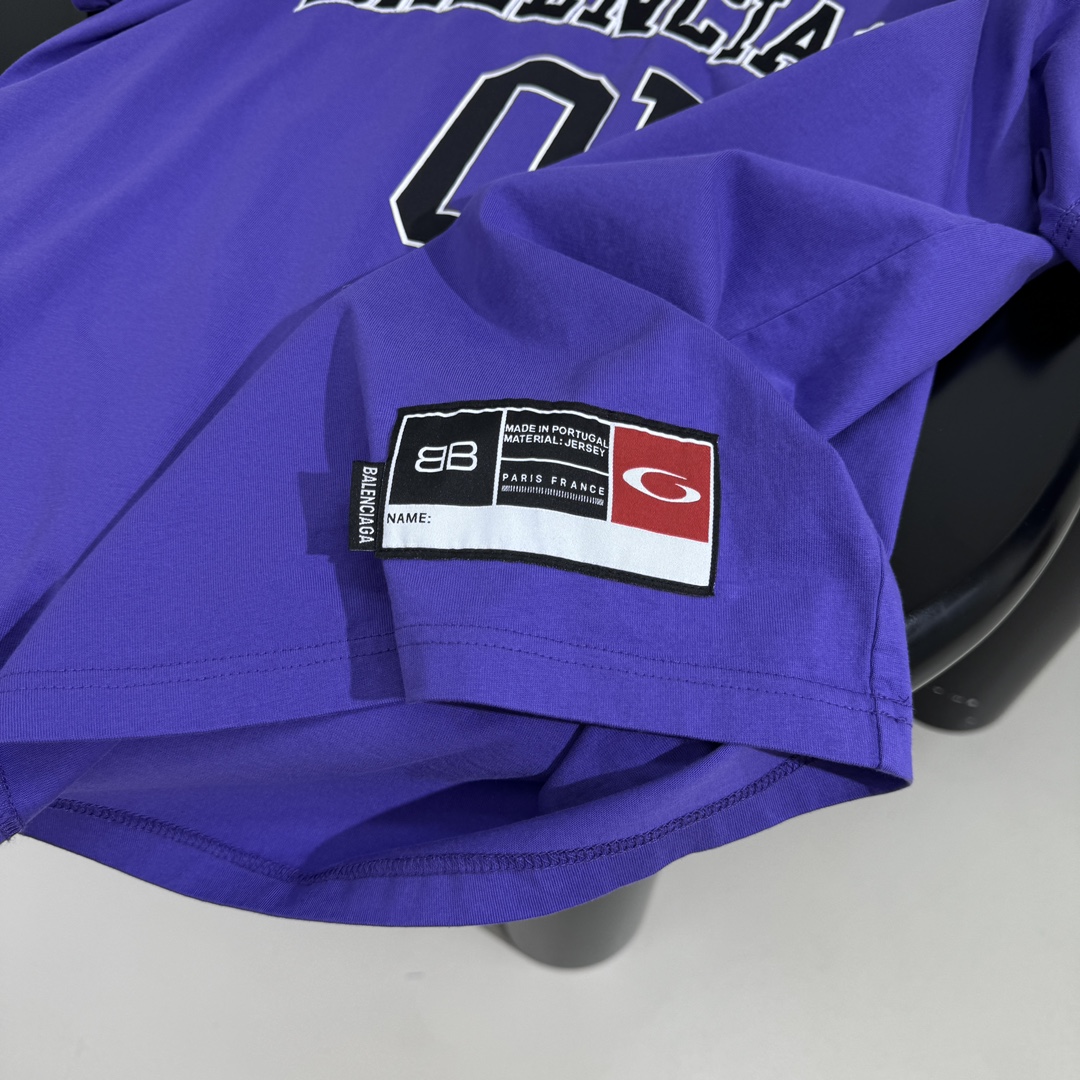 𝐵𝑎𝑙𝑒𝑛𝑐𝑖𝑎𝑔*新品BASKETBALL SERIES - 廓形T恤
复古平纹针织面料
正面和背面饰