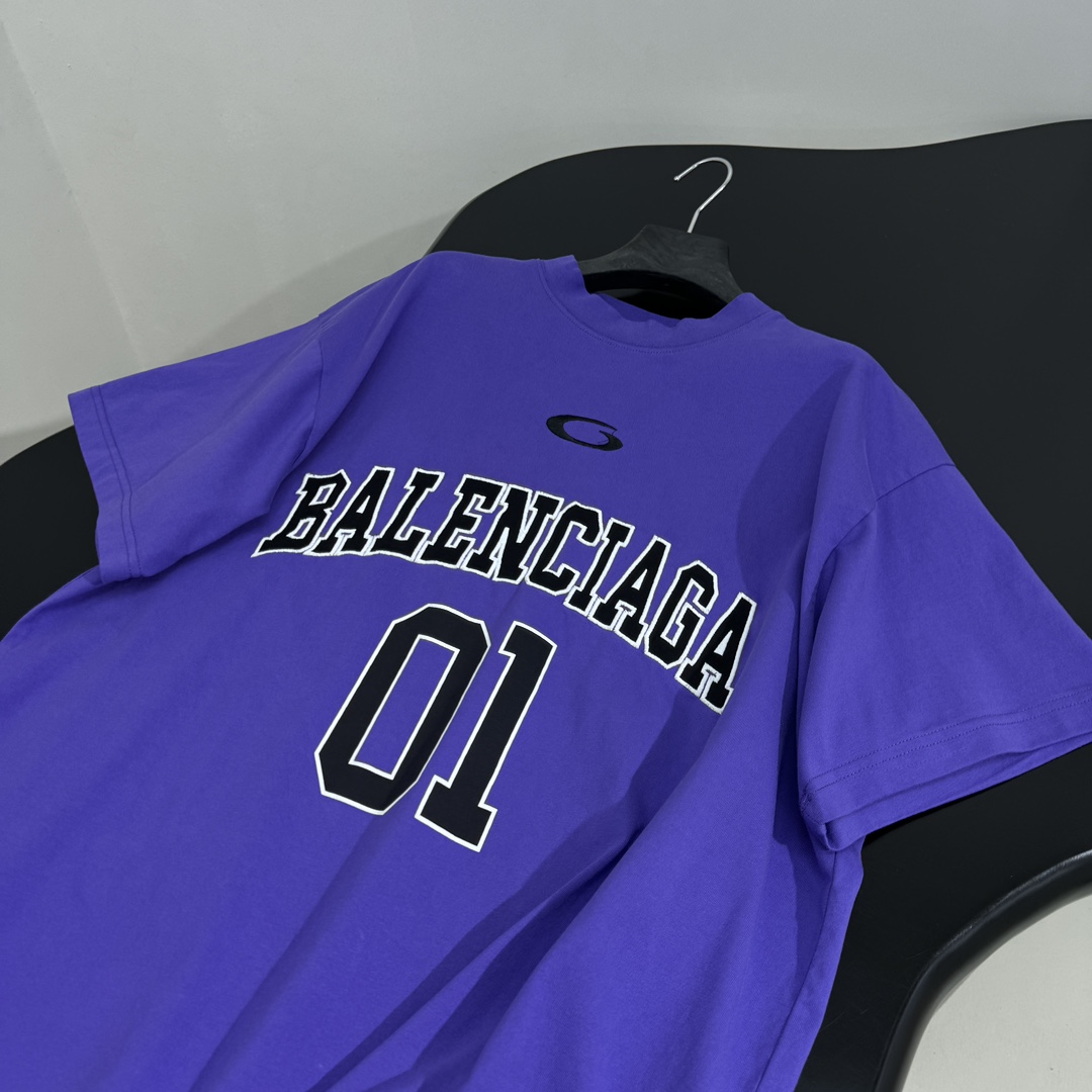 𝐵𝑎𝑙𝑒𝑛𝑐𝑖𝑎𝑔*新品BASKETBALL SERIES - 廓形T恤
复古平纹针织面料
正面和背面饰