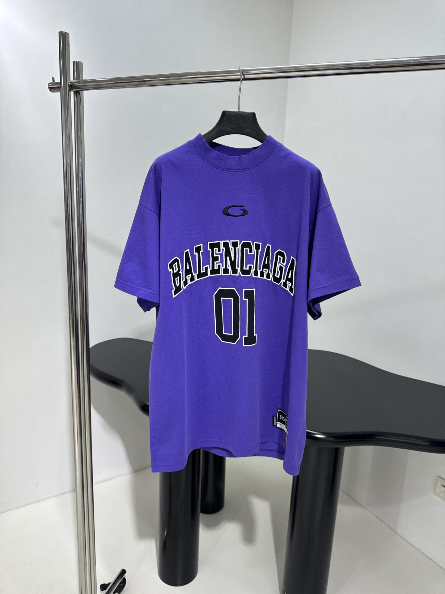 𝐵𝑎𝑙𝑒𝑛𝑐𝑖𝑎𝑔*新品BASKETBALL SERIES - 廓形T恤
复古平纹针织面料
正面和背面饰