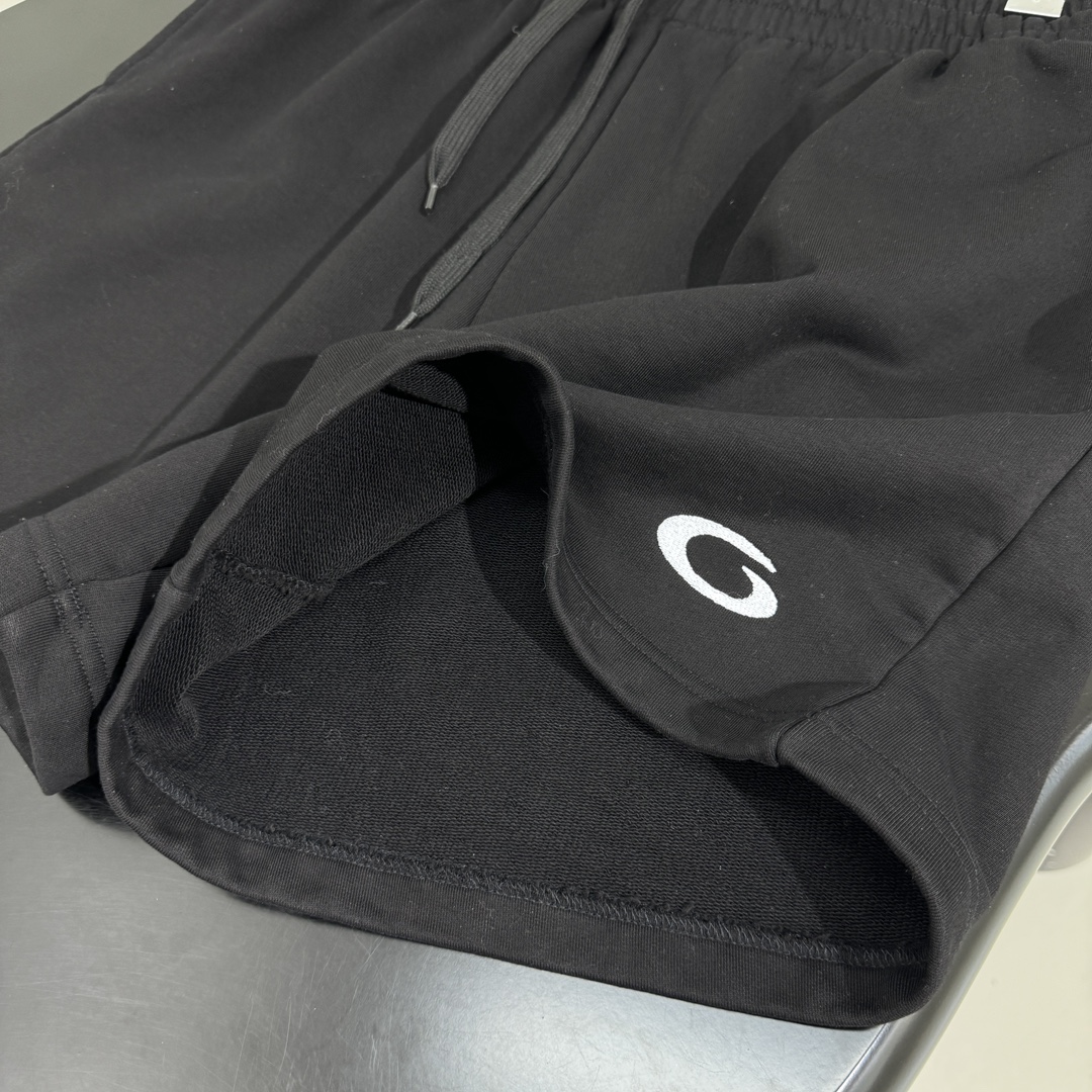 𝐵𝑎𝑙𝑒𝑛𝑐𝑖𝑎𝑔*新品BASKETBALL SERIES - 运动短裤
复古平纹针织面料
正面饰以ba
