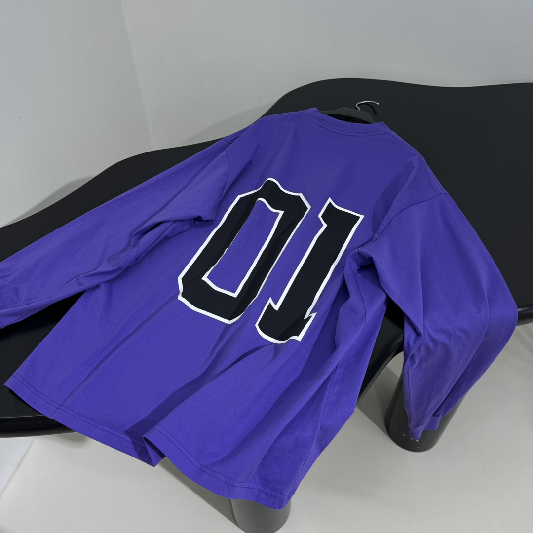 𝐵𝑎𝑙𝑒𝑛𝑐𝑖𝑎𝑔*新品BASKETBALL SERIES - 廓形长袖T恤
复古平纹针织面料
正面和背
