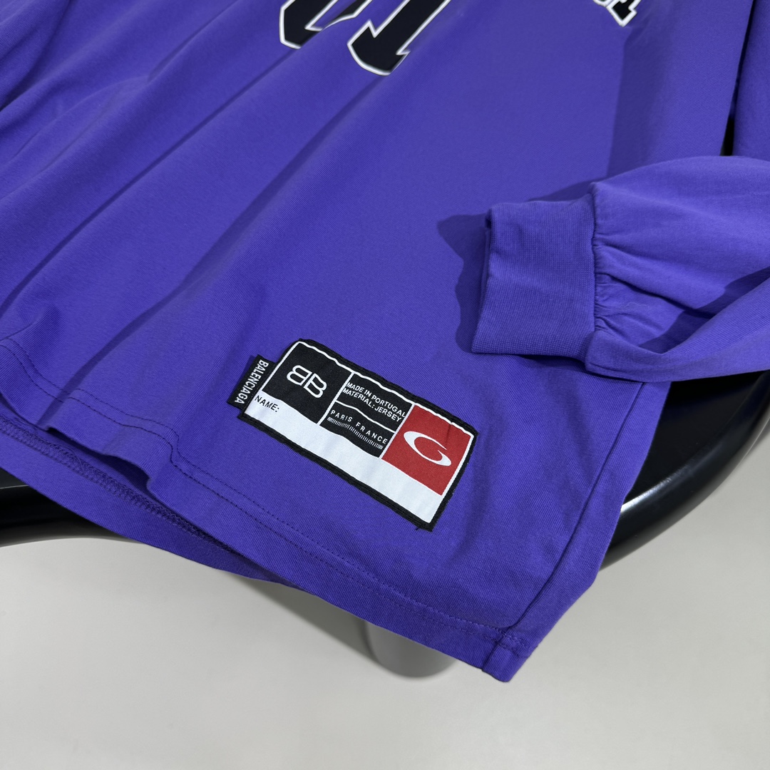 𝐵𝑎𝑙𝑒𝑛𝑐𝑖𝑎𝑔*新品BASKETBALL SERIES - 廓形长袖T恤
复古平纹针织面料
正面和背