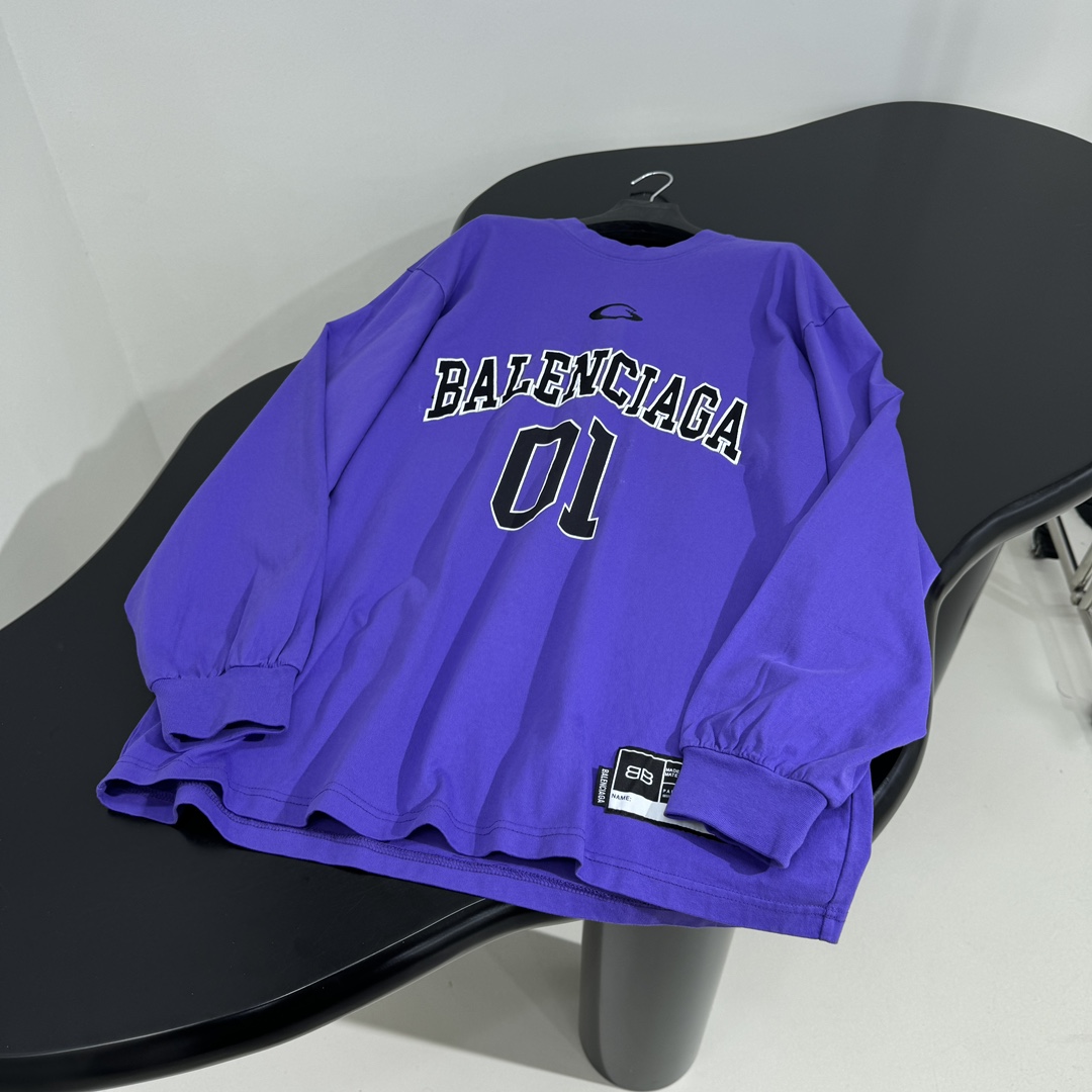 𝐵𝑎𝑙𝑒𝑛𝑐𝑖𝑎𝑔*新品BASKETBALL SERIES - 廓形长袖T恤
复古平纹针织面料
正面和背
