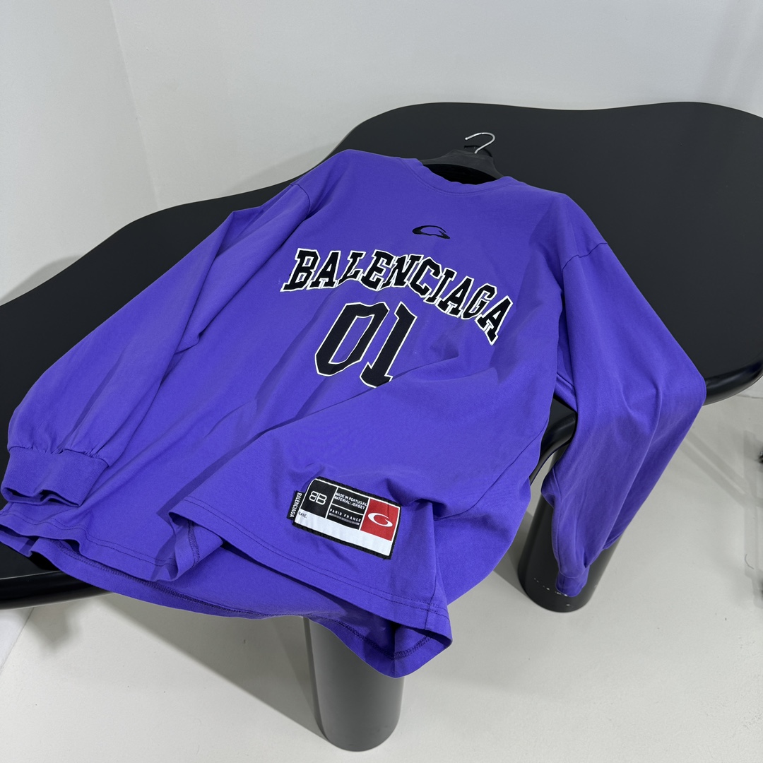 𝐵𝑎𝑙𝑒𝑛𝑐𝑖𝑎𝑔*新品BASKETBALL SERIES - 廓形长袖T恤
复古平纹针织面料
正面和背