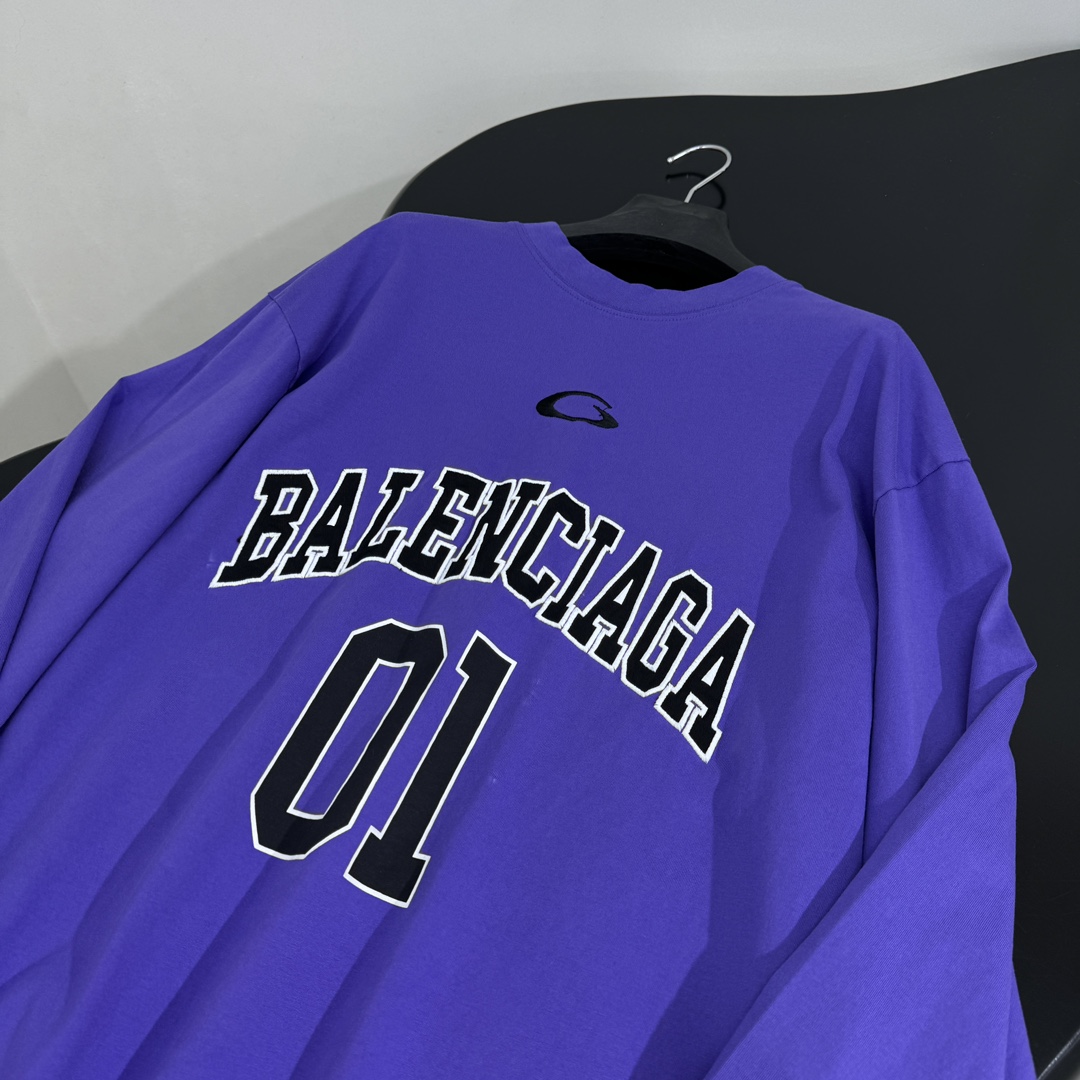 𝐵𝑎𝑙𝑒𝑛𝑐𝑖𝑎𝑔*新品BASKETBALL SERIES - 廓形长袖T恤
复古平纹针织面料
正面和背