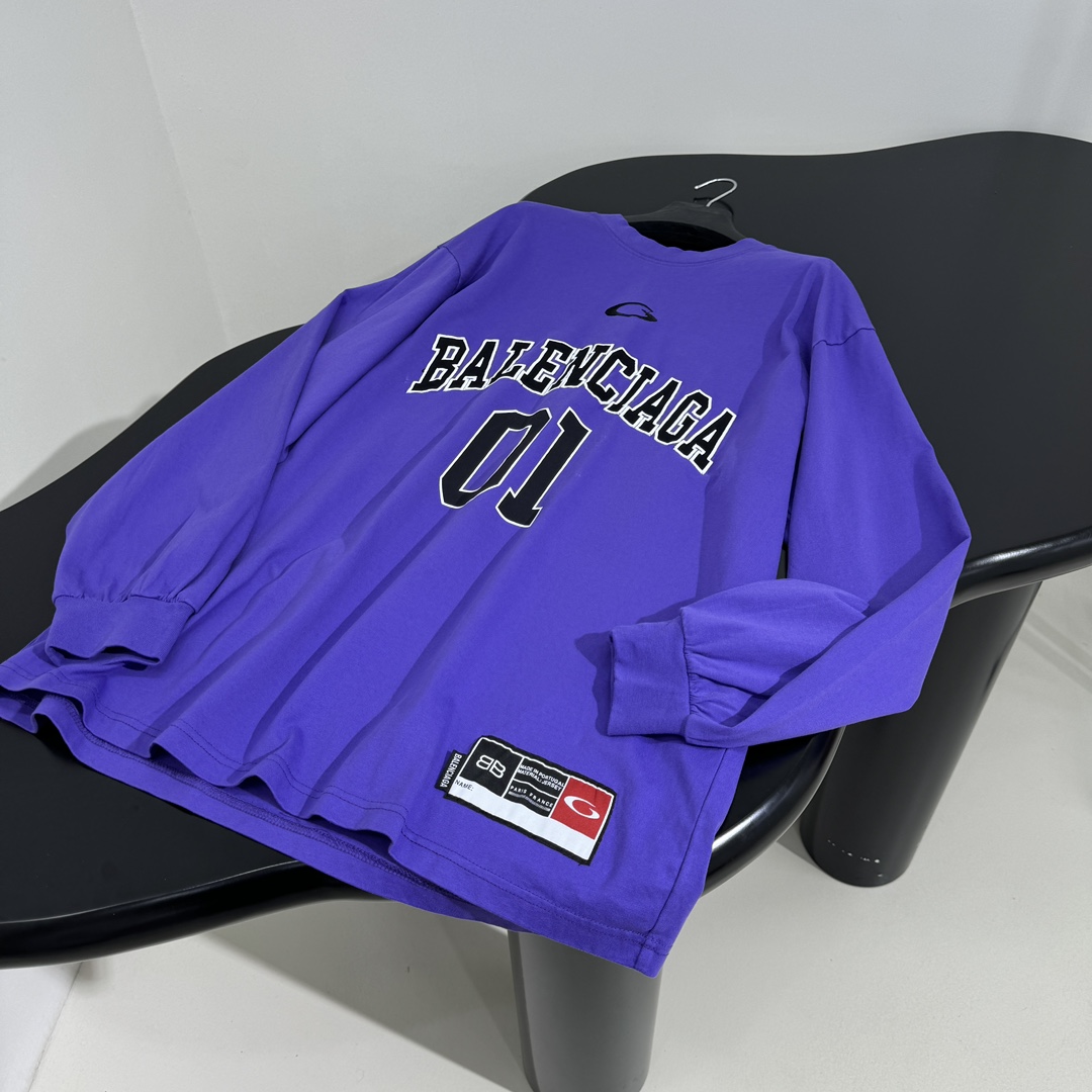 𝐵𝑎𝑙𝑒𝑛𝑐𝑖𝑎𝑔*新品BASKETBALL SERIES - 廓形长袖T恤
复古平纹针织面料
正面和背