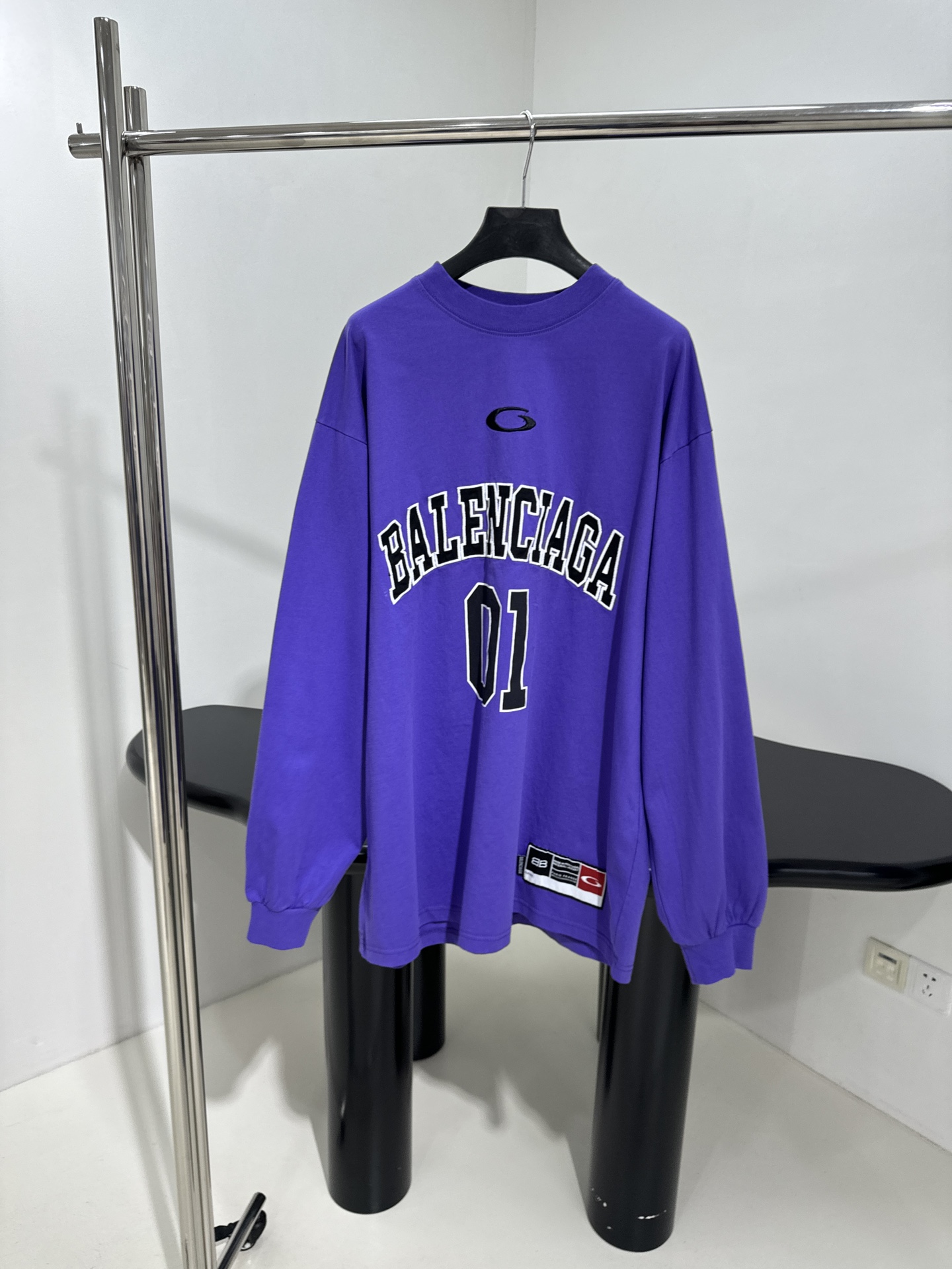 𝐵𝑎𝑙𝑒𝑛𝑐𝑖𝑎𝑔*新品BASKETBALL SERIES - 廓形长袖T恤
复古平纹针织面料
正面和背