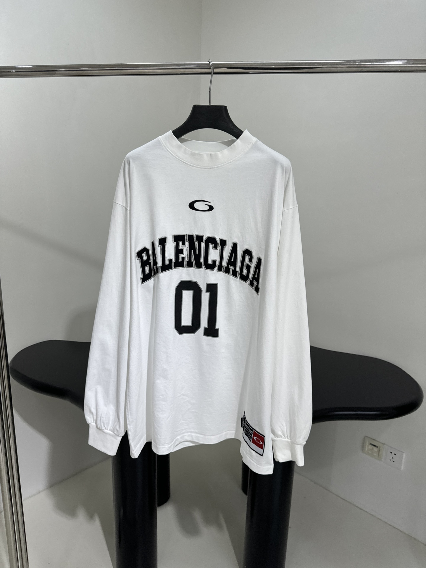 𝐵𝑎𝑙𝑒𝑛𝑐𝑖𝑎𝑔*新品BASKETBALL SERIES - 廓形长袖T恤
复古平纹针织面料
正面和背