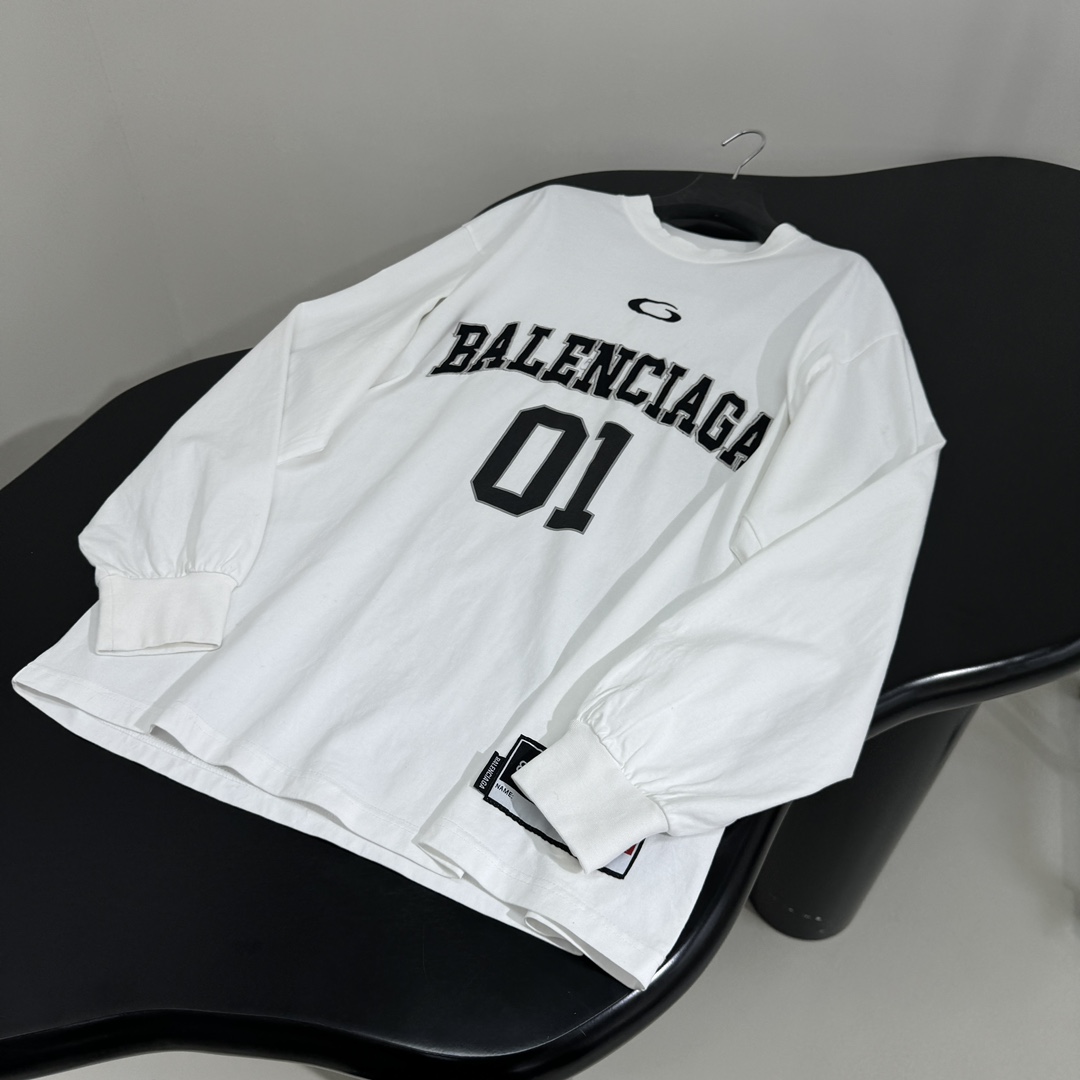 𝐵𝑎𝑙𝑒𝑛𝑐𝑖𝑎𝑔*新品BASKETBALL SERIES - 廓形长袖T恤
复古平纹针织面料
正面和背