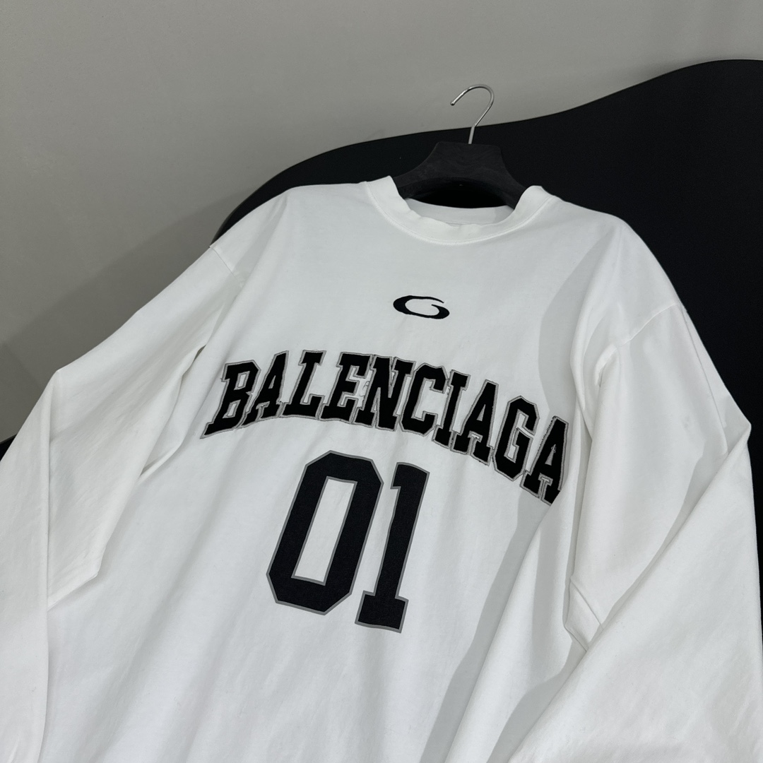 𝐵𝑎𝑙𝑒𝑛𝑐𝑖𝑎𝑔*新品BASKETBALL SERIES - 廓形长袖T恤
复古平纹针织面料
正面和背