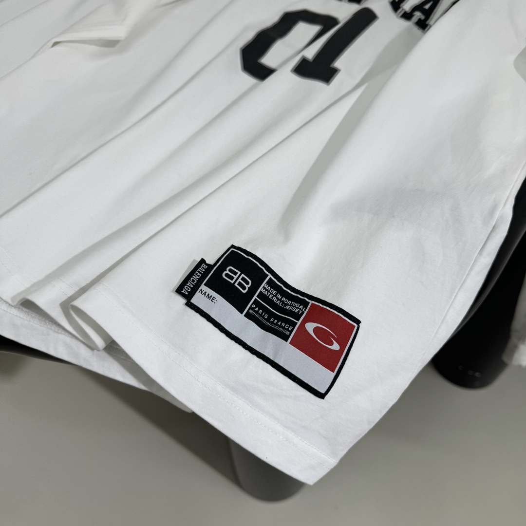 𝐵𝑎𝑙𝑒𝑛𝑐𝑖𝑎𝑔*新品BASKETBALL SERIES - 廓形长袖T恤
复古平纹针织面料
正面和背