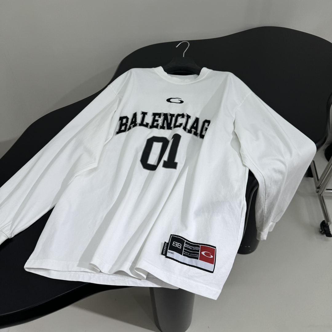 𝐵𝑎𝑙𝑒𝑛𝑐𝑖𝑎𝑔*新品BASKETBALL SERIES - 廓形长袖T恤
复古平纹针织面料
正面和背