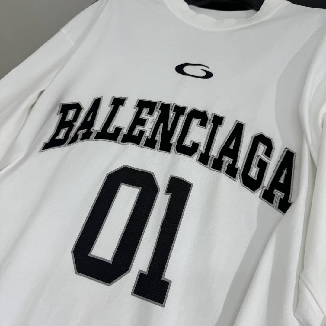 𝐵𝑎𝑙𝑒𝑛𝑐𝑖𝑎𝑔*新品BASKETBALL SERIES - 廓形长袖T恤
复古平纹针织面料
正面和背