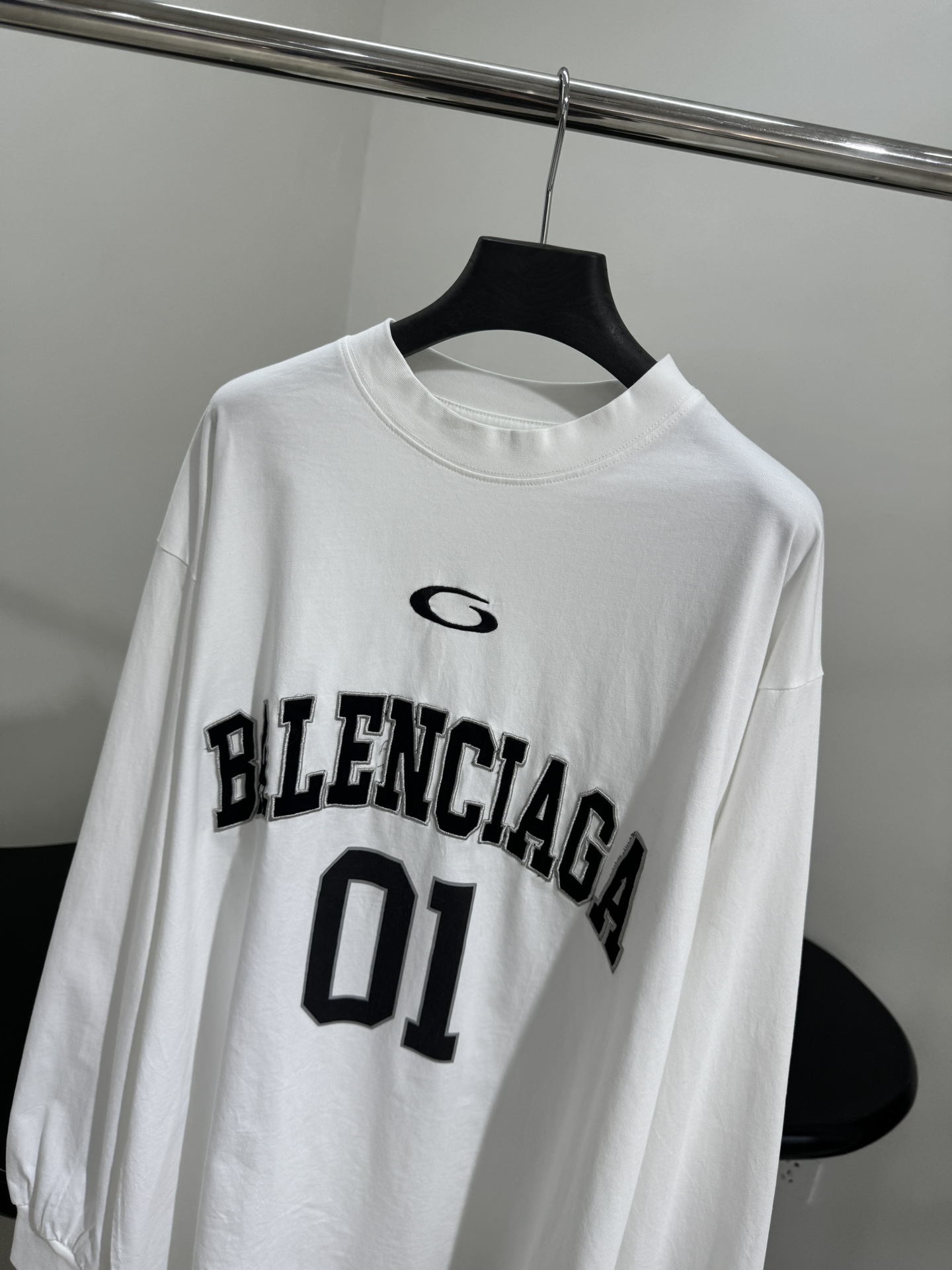 𝐵𝑎𝑙𝑒𝑛𝑐𝑖𝑎𝑔*新品BASKETBALL SERIES - 廓形长袖T恤
复古平纹针织面料
正面和背